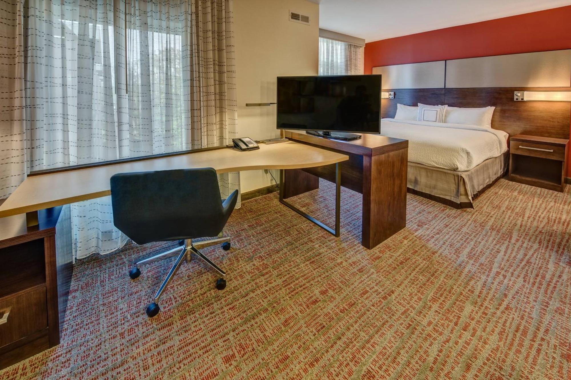 King Studio with Sofa Bed and Adapted Tub - Mobility Accessible,1633705988:JPEG