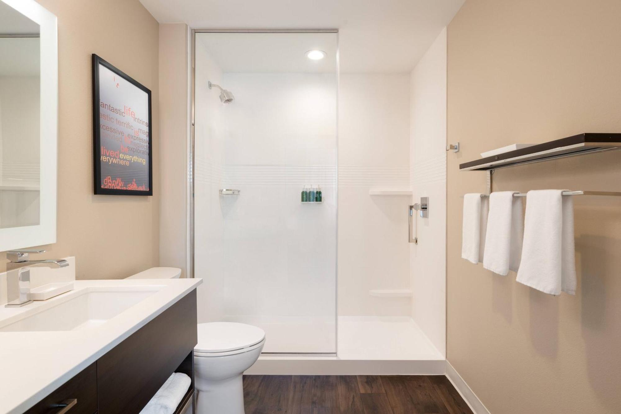 King Studio Suite with Courtyard View and Adapted Tub - Mobility Accessible
