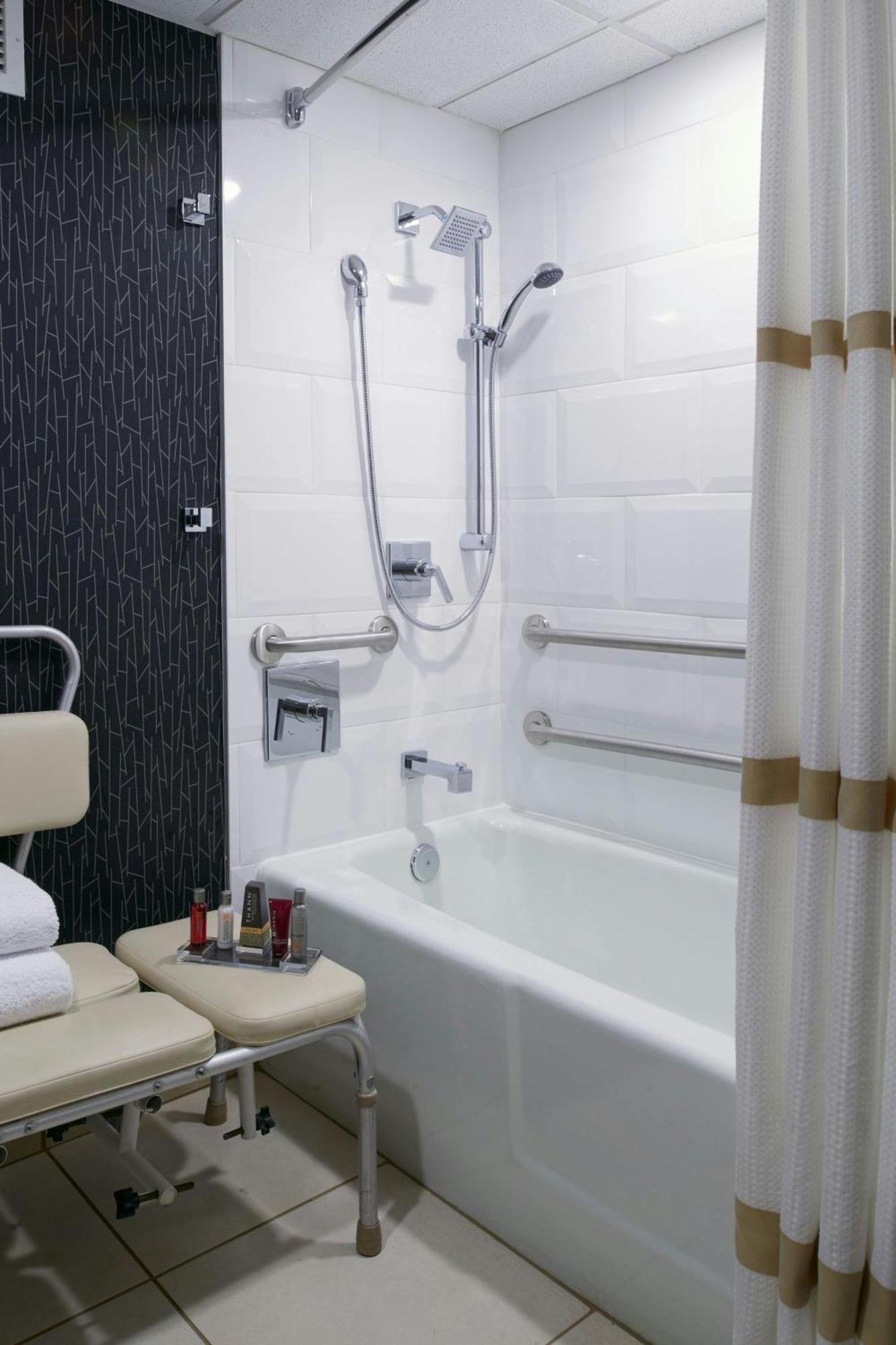 Guest Room with One Queen Bed,1634420381:JPEG