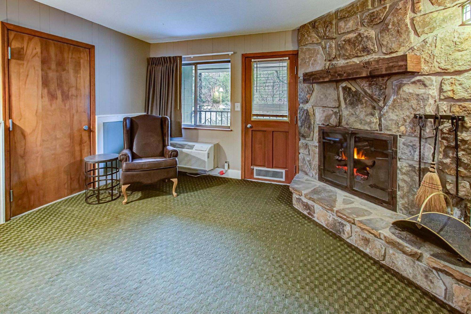 King Room with Fireplace,1634420831:JPEG