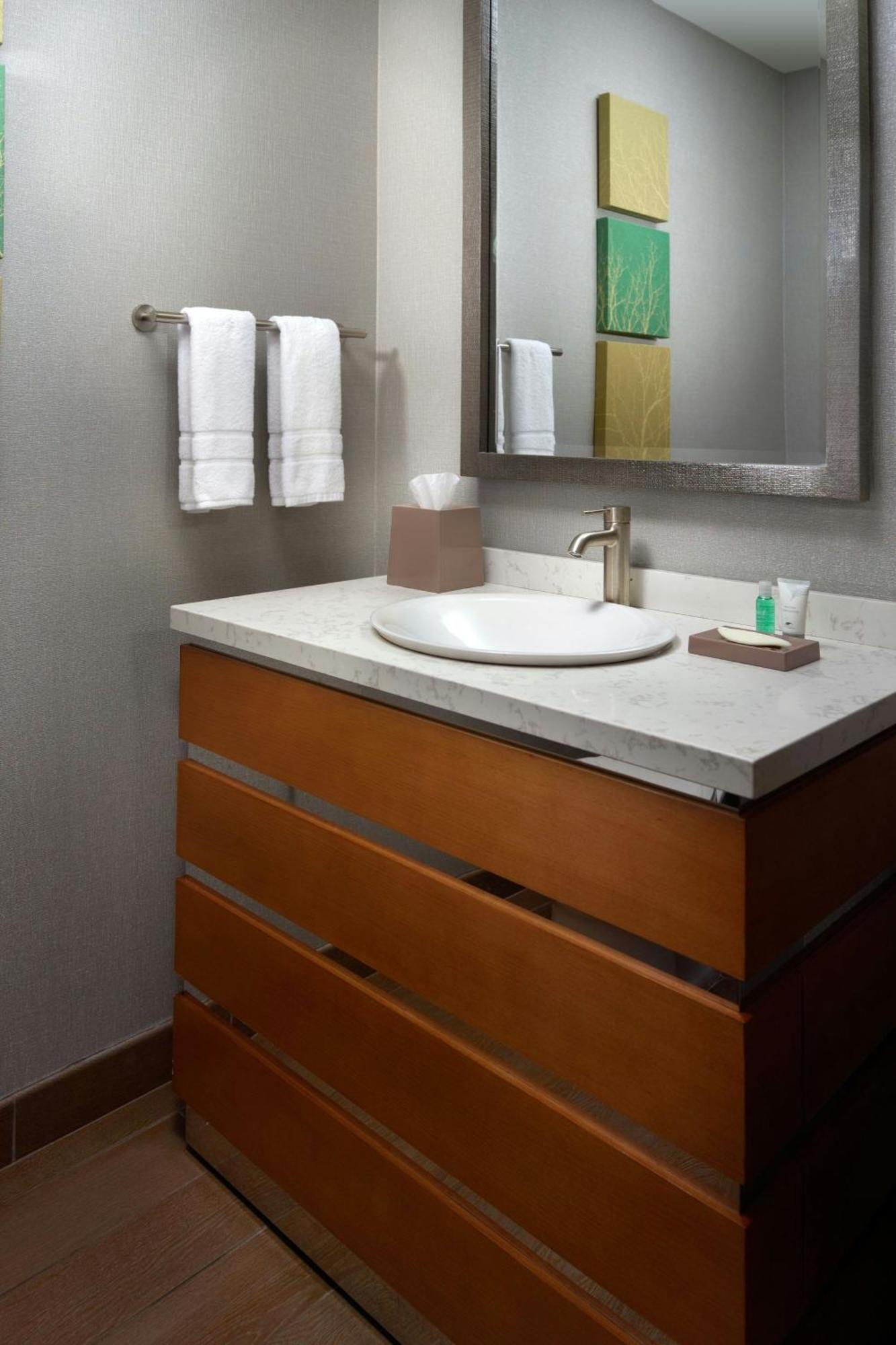 Executive Suite, 1 King,1634445984:JPEG