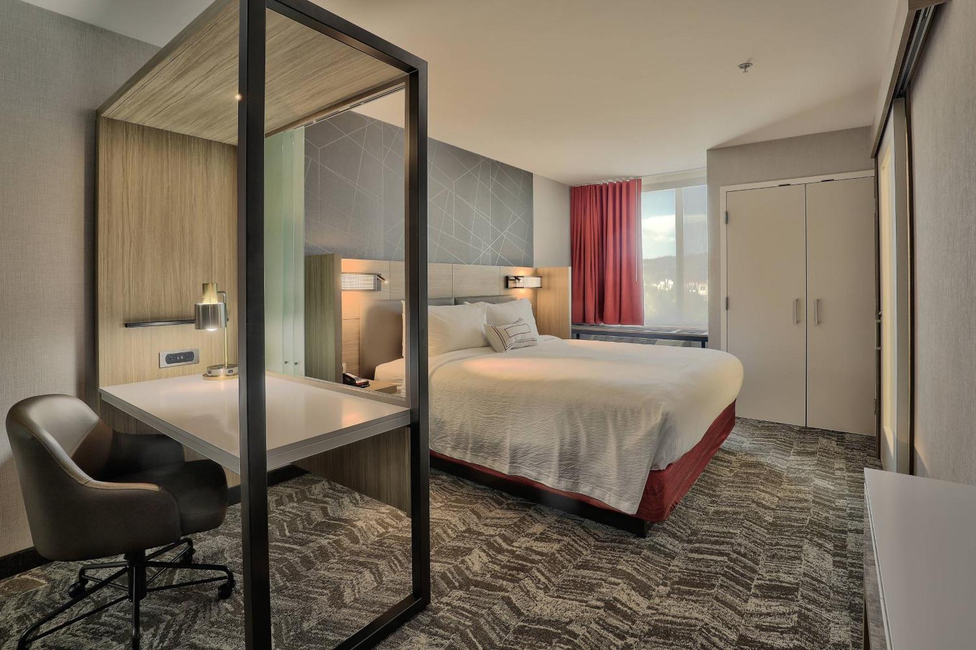 Suite, 1 King, Mountain view (Mobility Accessible w/ Tub)