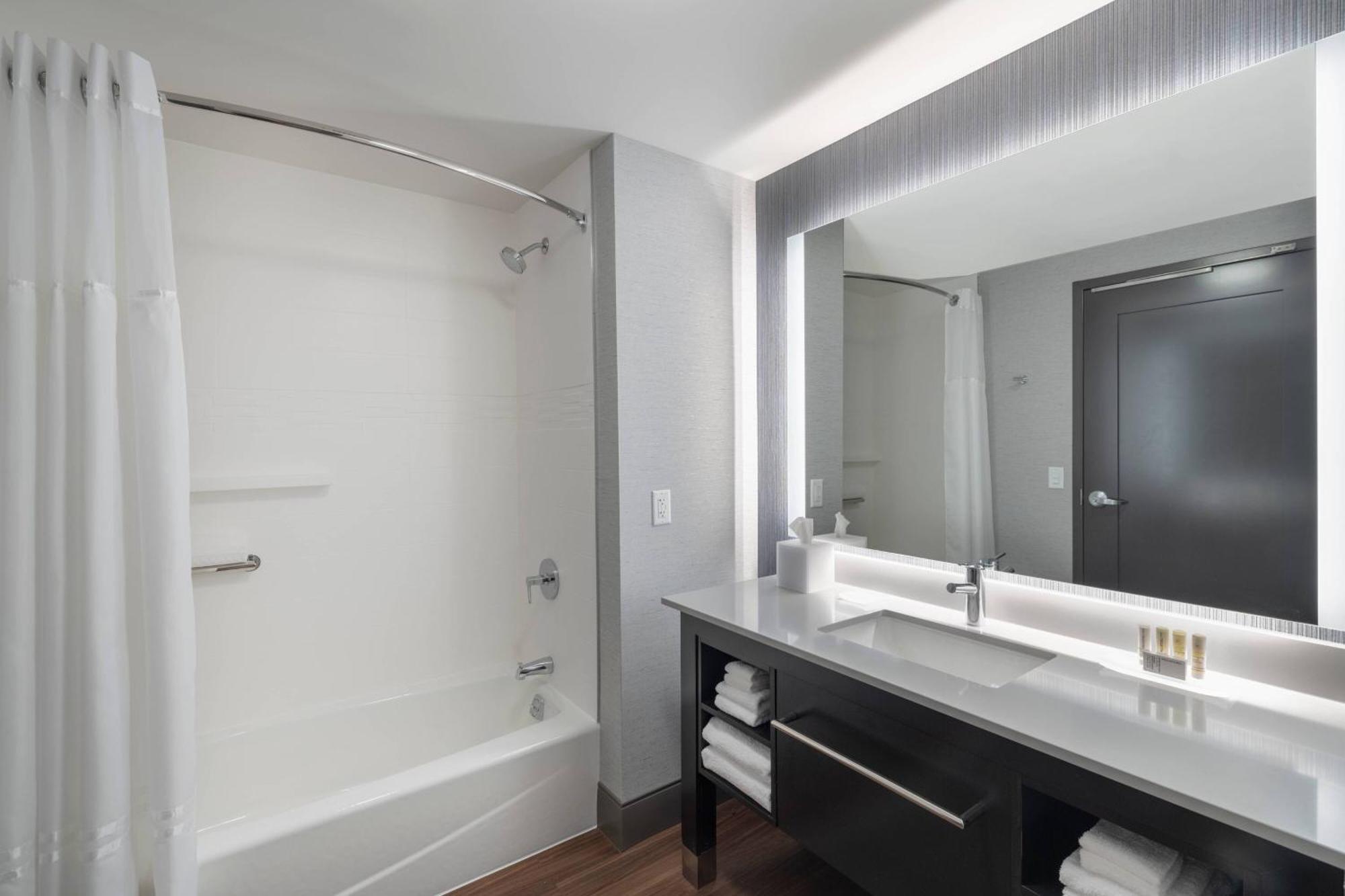 Queen Room with Two Queen Beds and City View - Mobility and Hearing Accessible/Tub