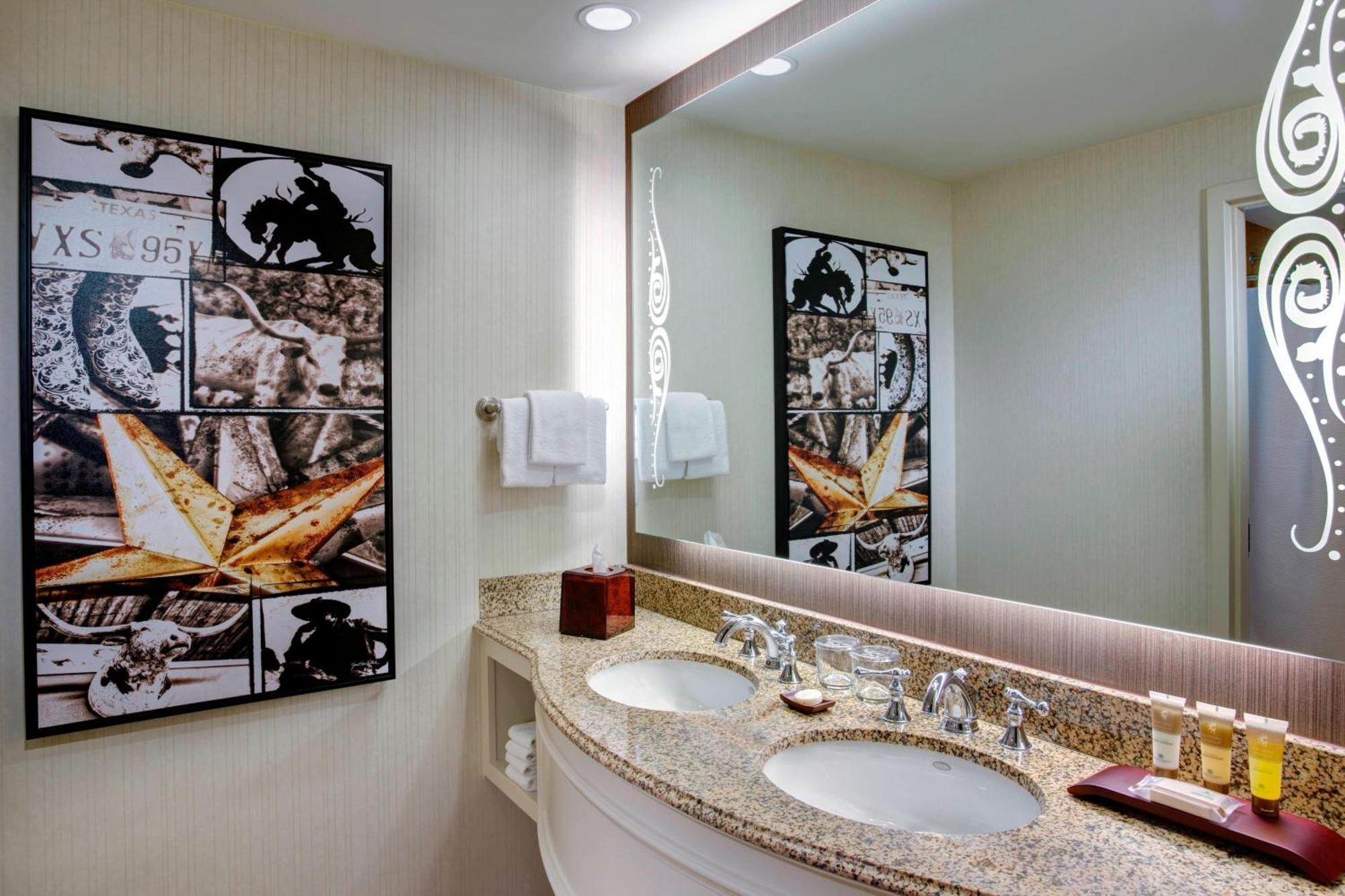 Partial Atrium view, Guest room,  2 Queen Beds,1637709857:JPEG