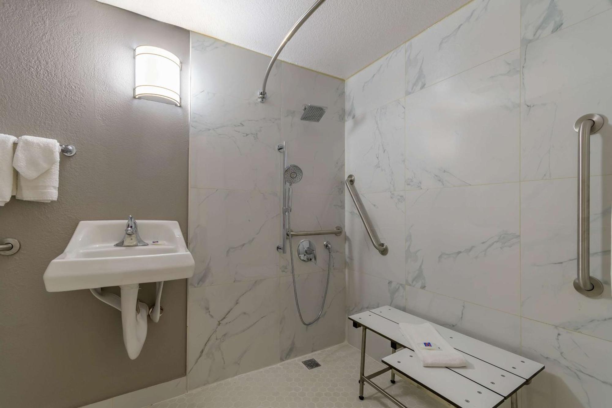 1 Queen Bed | ADA/RI Shower