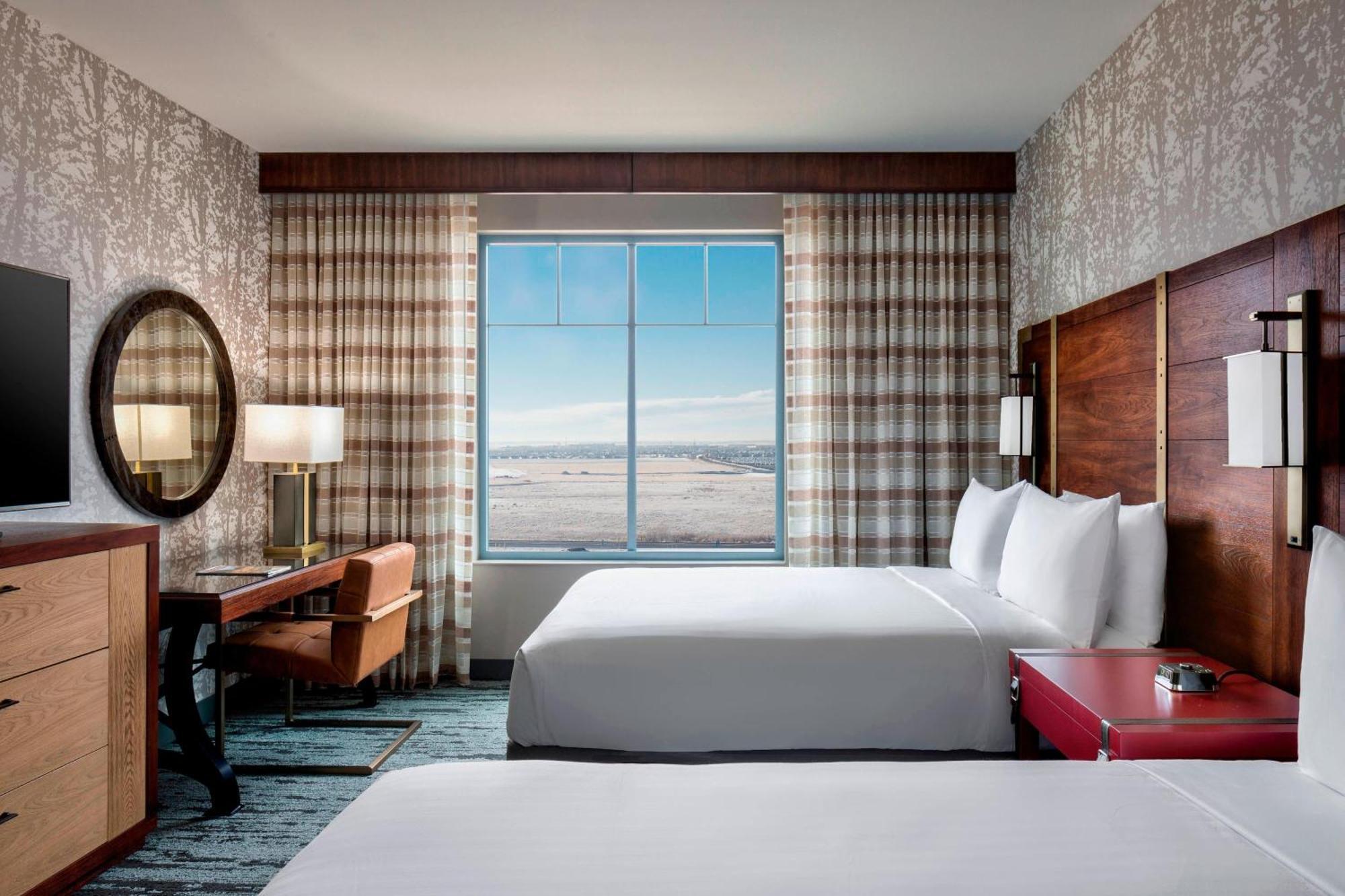 Queen Room with Partial Mountain View - Mobility/Hearing Accessible with Tub
