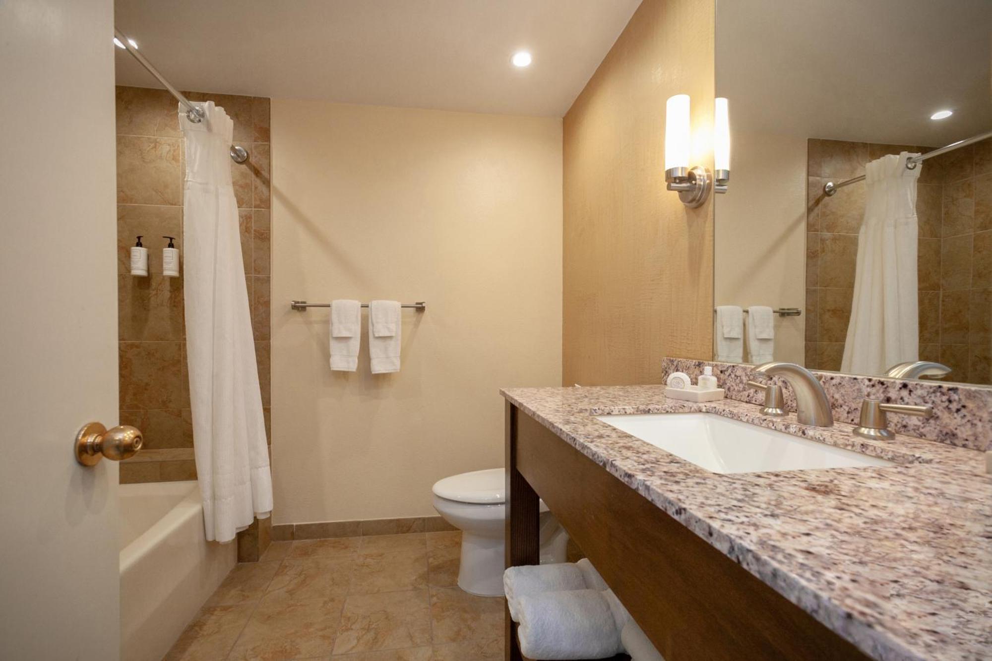 Deluxe Queen Room,1638481522:JPEG