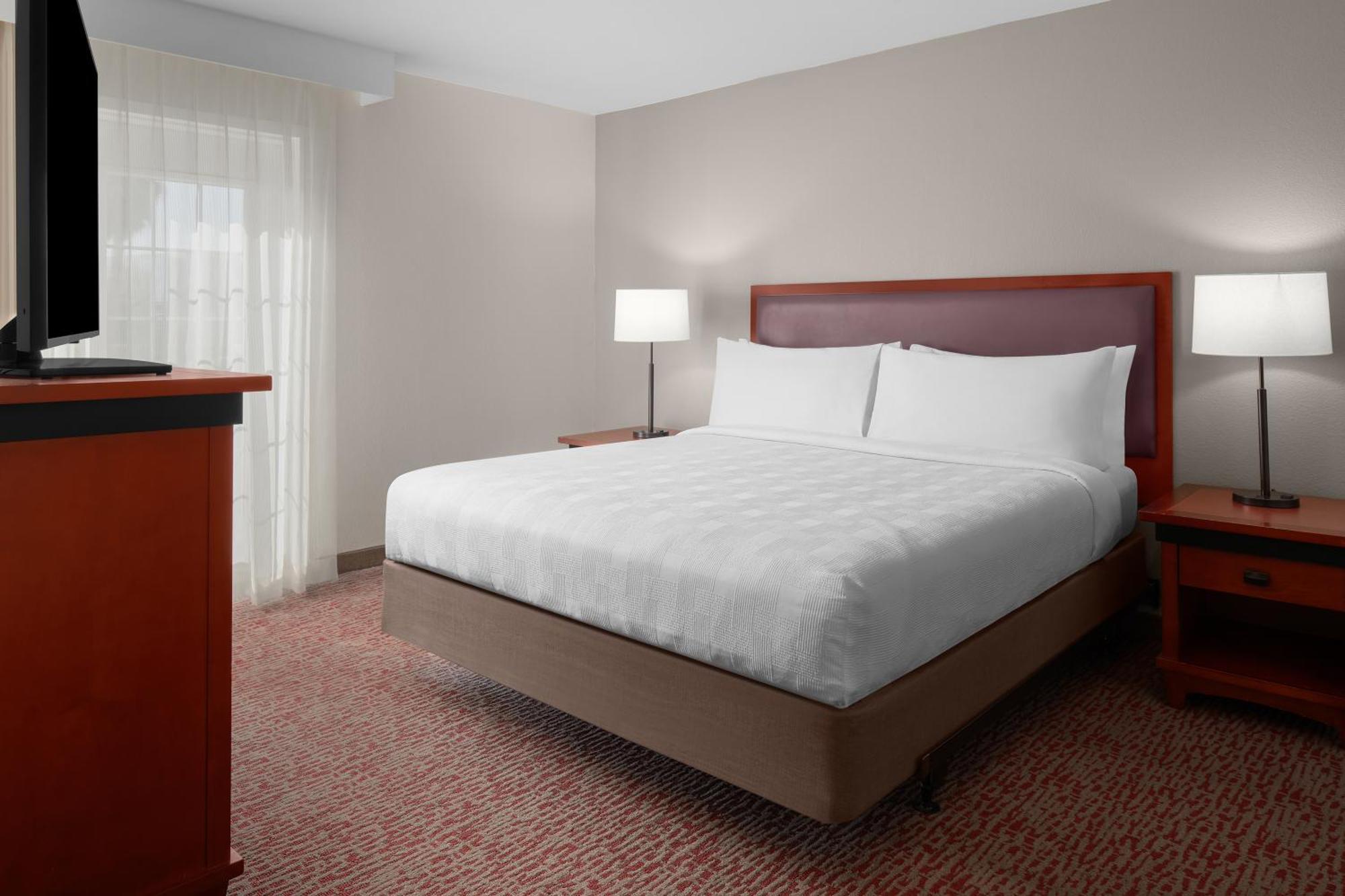 Executive Suite,1641017758:JPEG