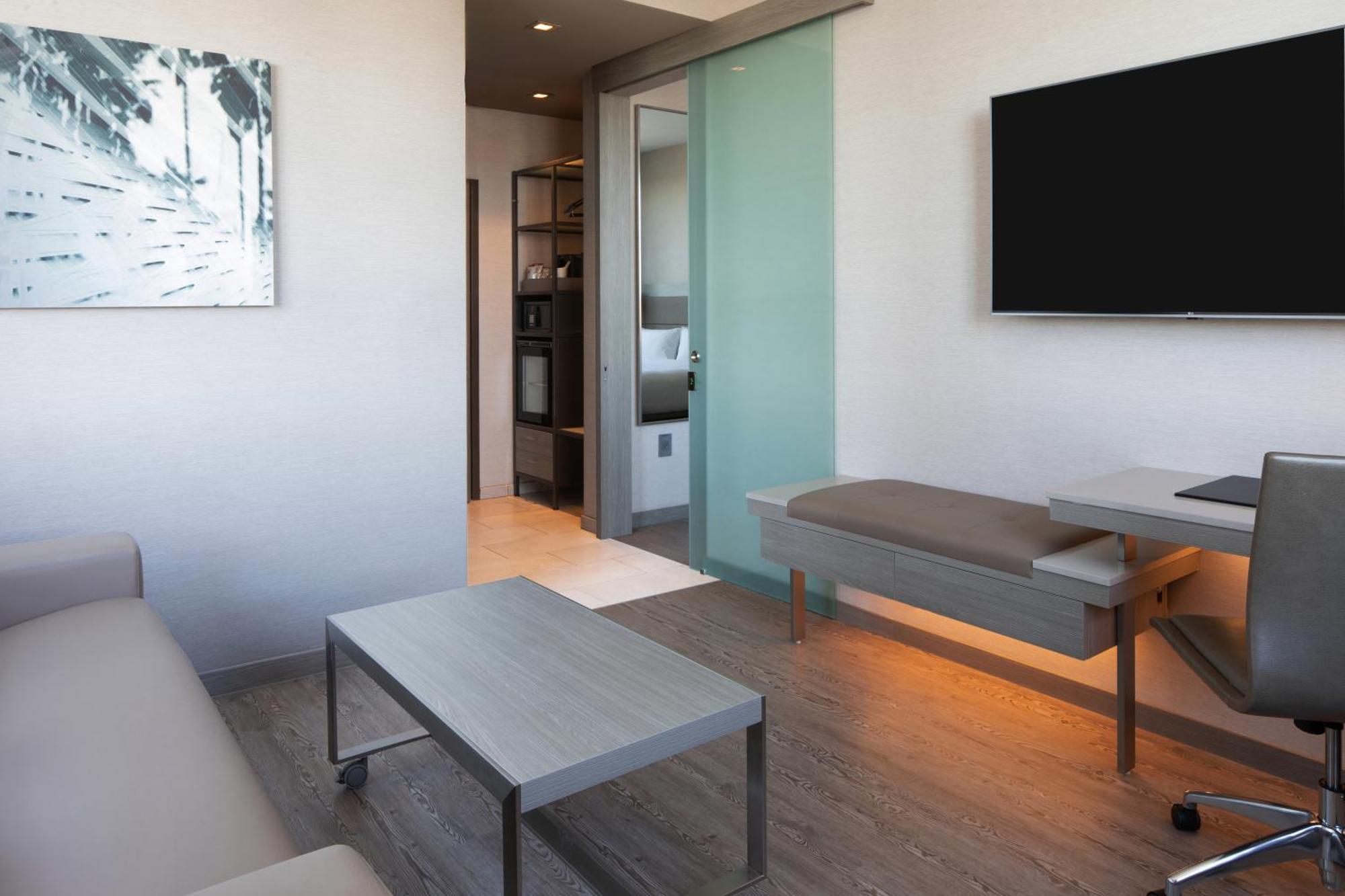 One Bedroom King Suite with Sofa Bed and City View,1643200123:JPEG