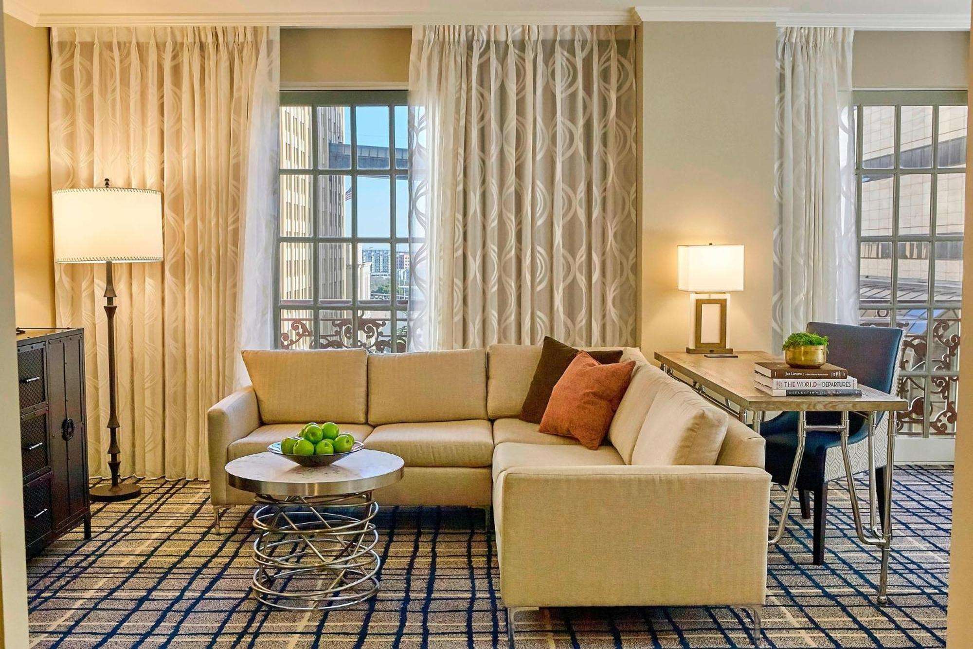 Executive Junior Suite, 1 King Bed, Corner location,1643138507:JPEG