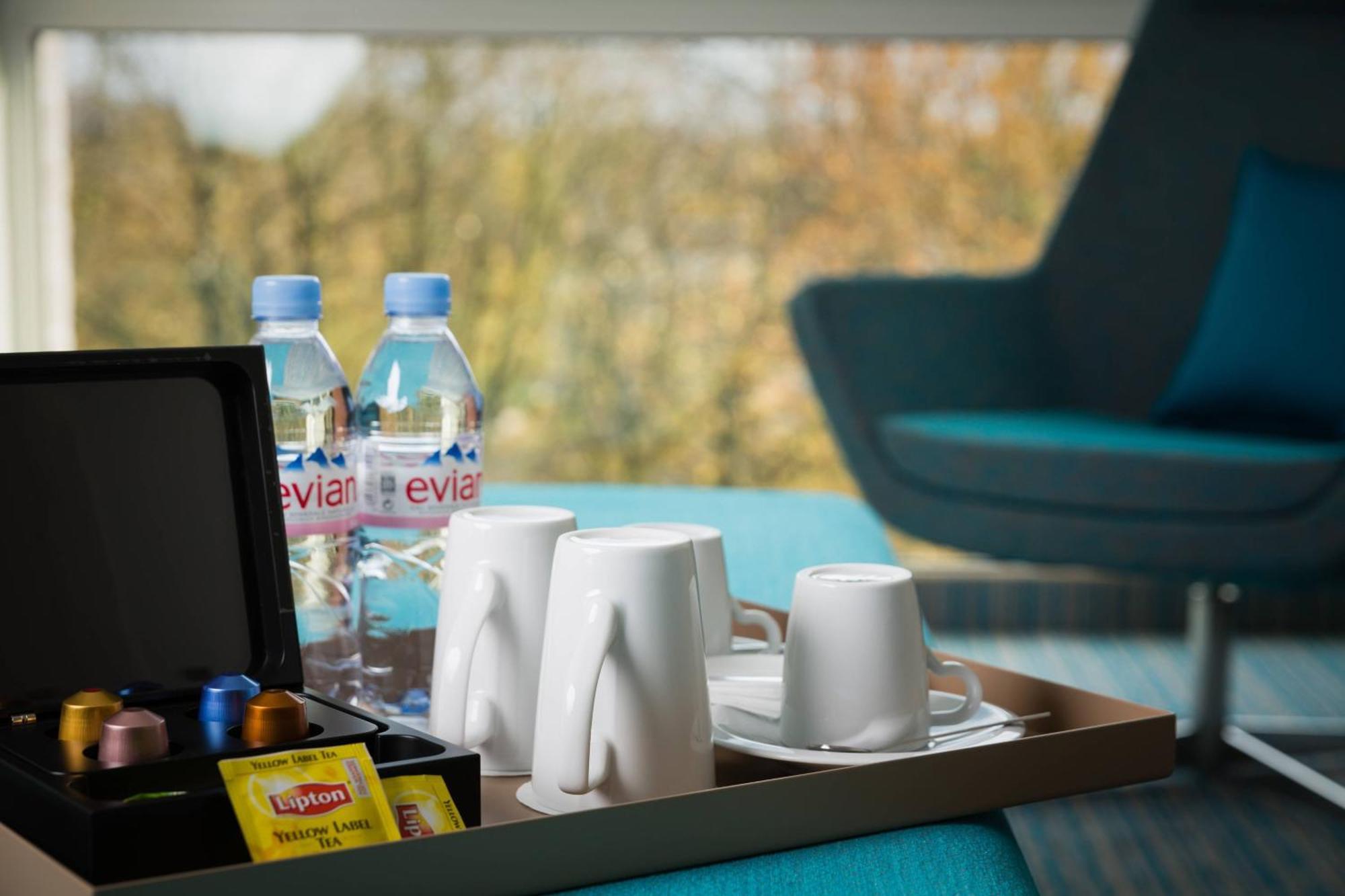 Junior Suite, 1 King, Garden view, Premium Package