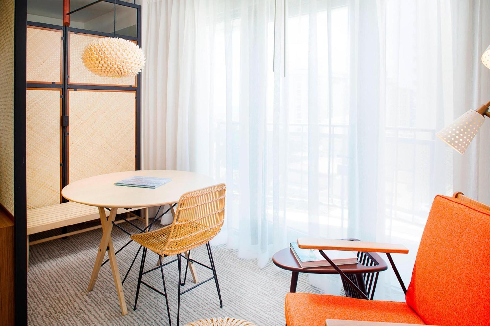 Corner Suite, 1 King Bed, Queen Day Bed, Twin Day Bed, Double Balcony