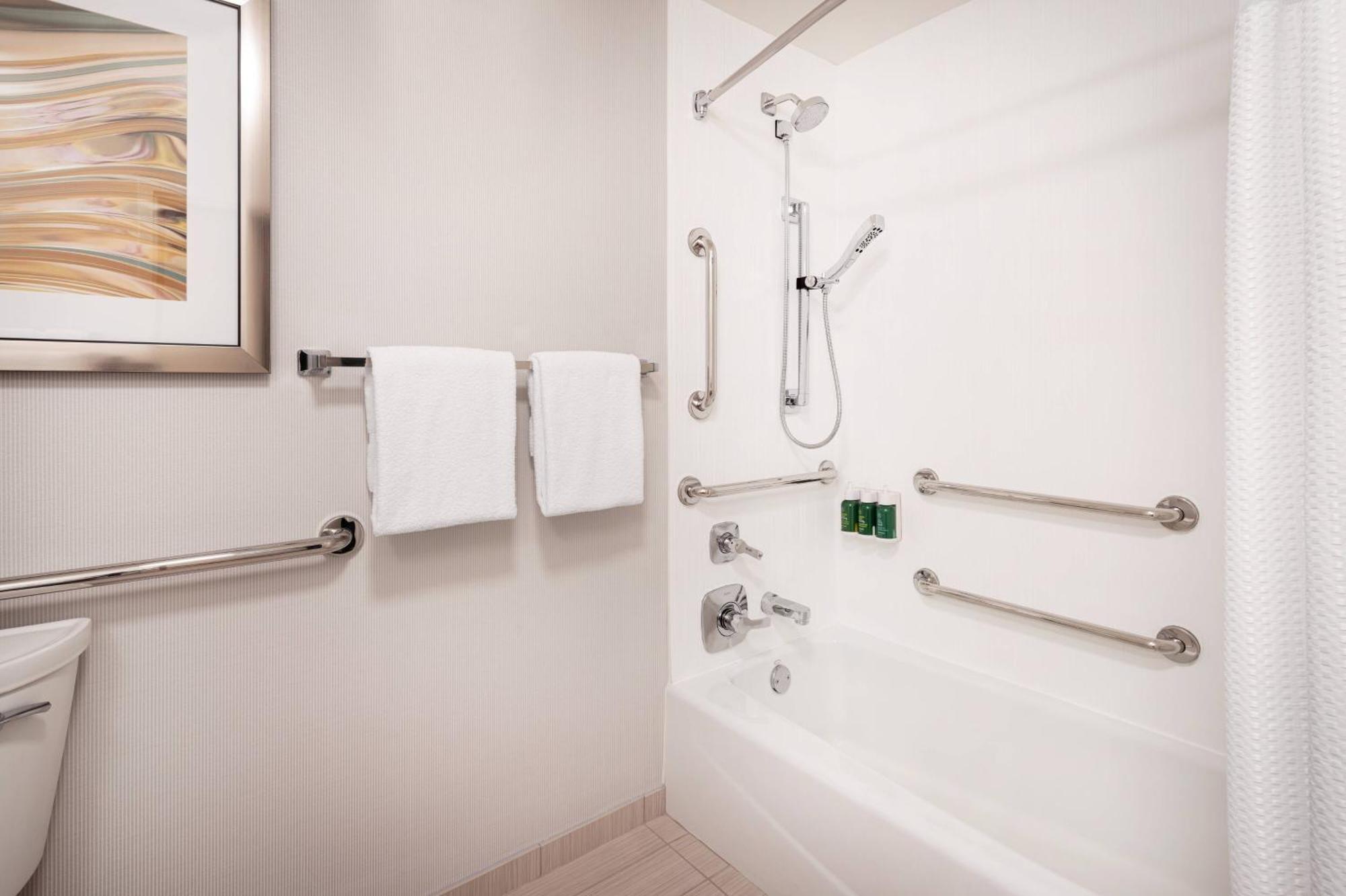 Double Room with Two Double Beds and Adapted Tub - Mobility Accessible