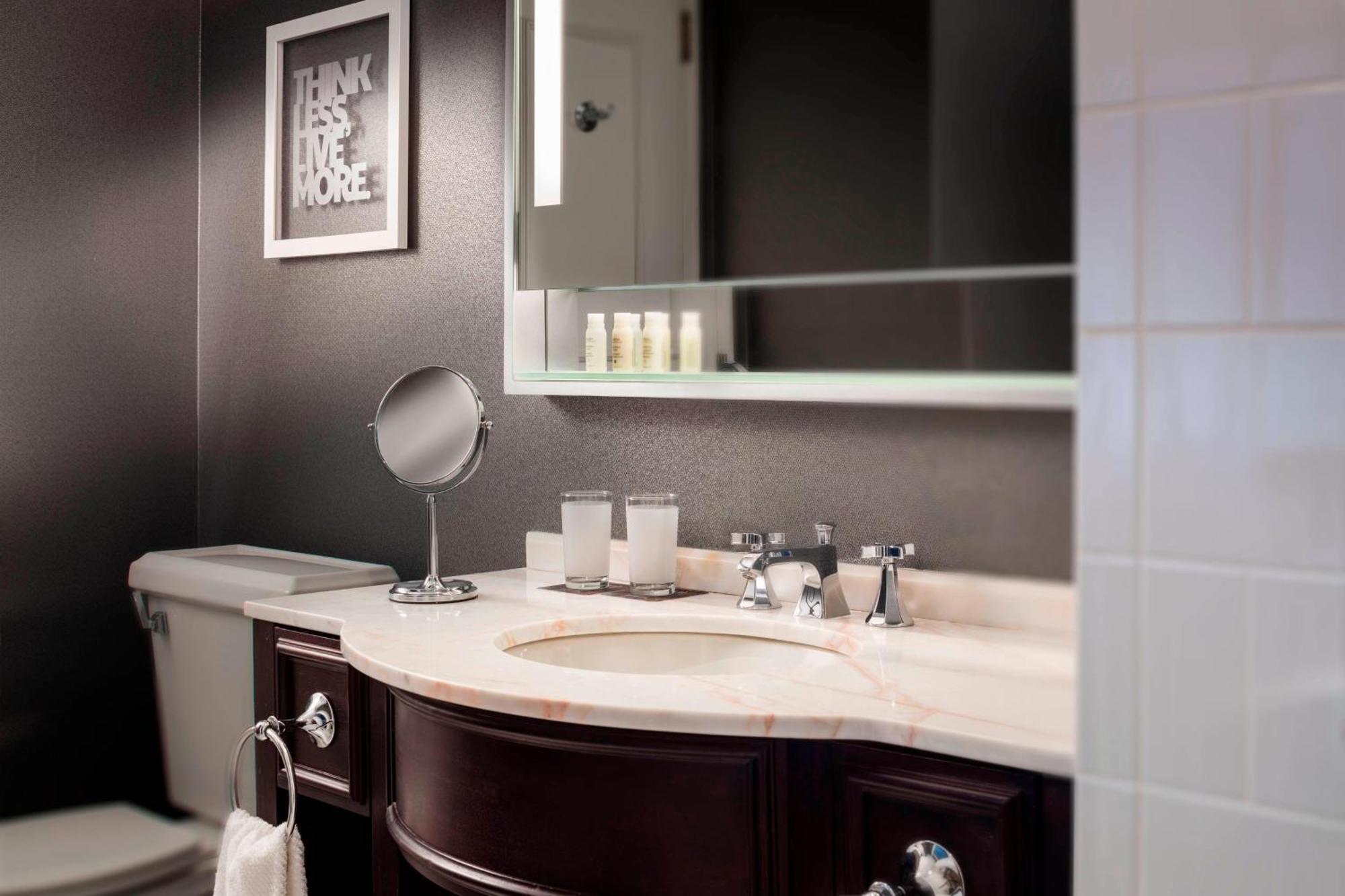 Queen Room with Two Queen Beds with View,1643158293:JPEG