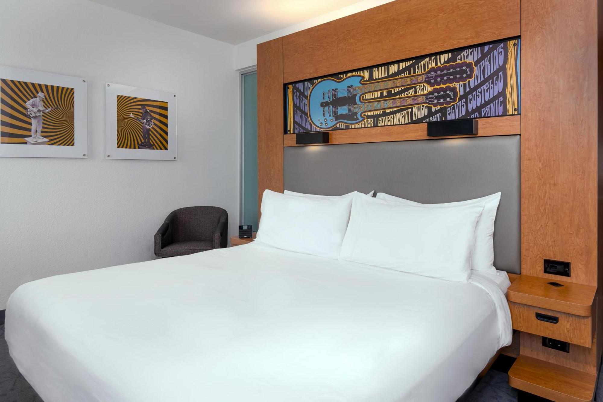 King Room with Mountain View and Pool Access