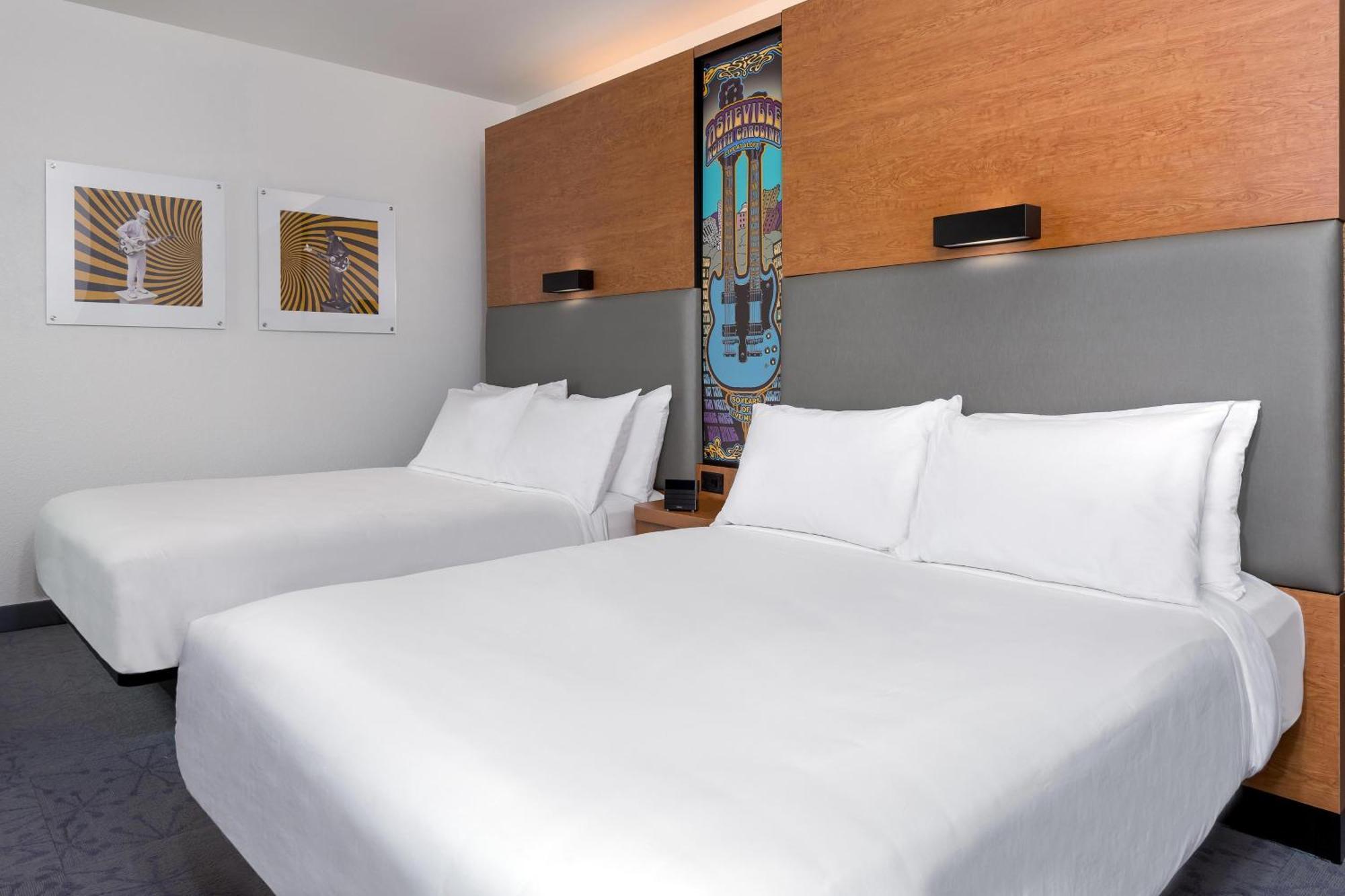 Queen Room with Two Queen Beds, Mountain view