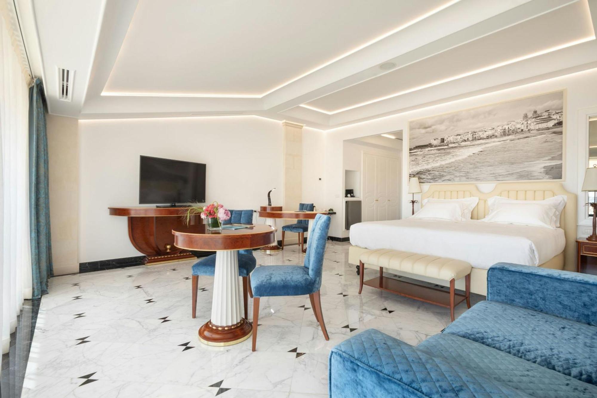 One-Bedroom Junior King Suite