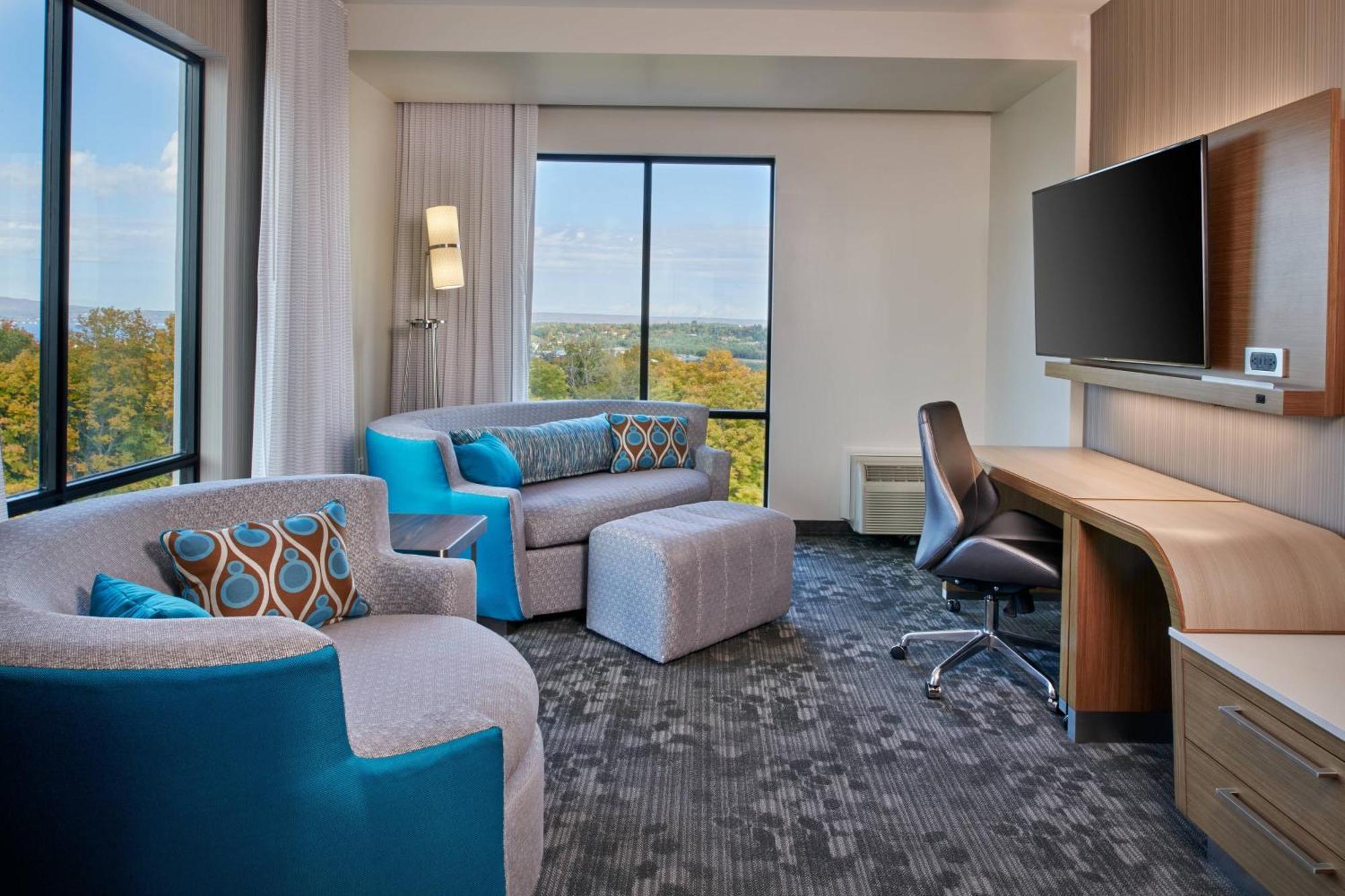 Suite, 1 King, Sofa bed,1643207466:JPEG