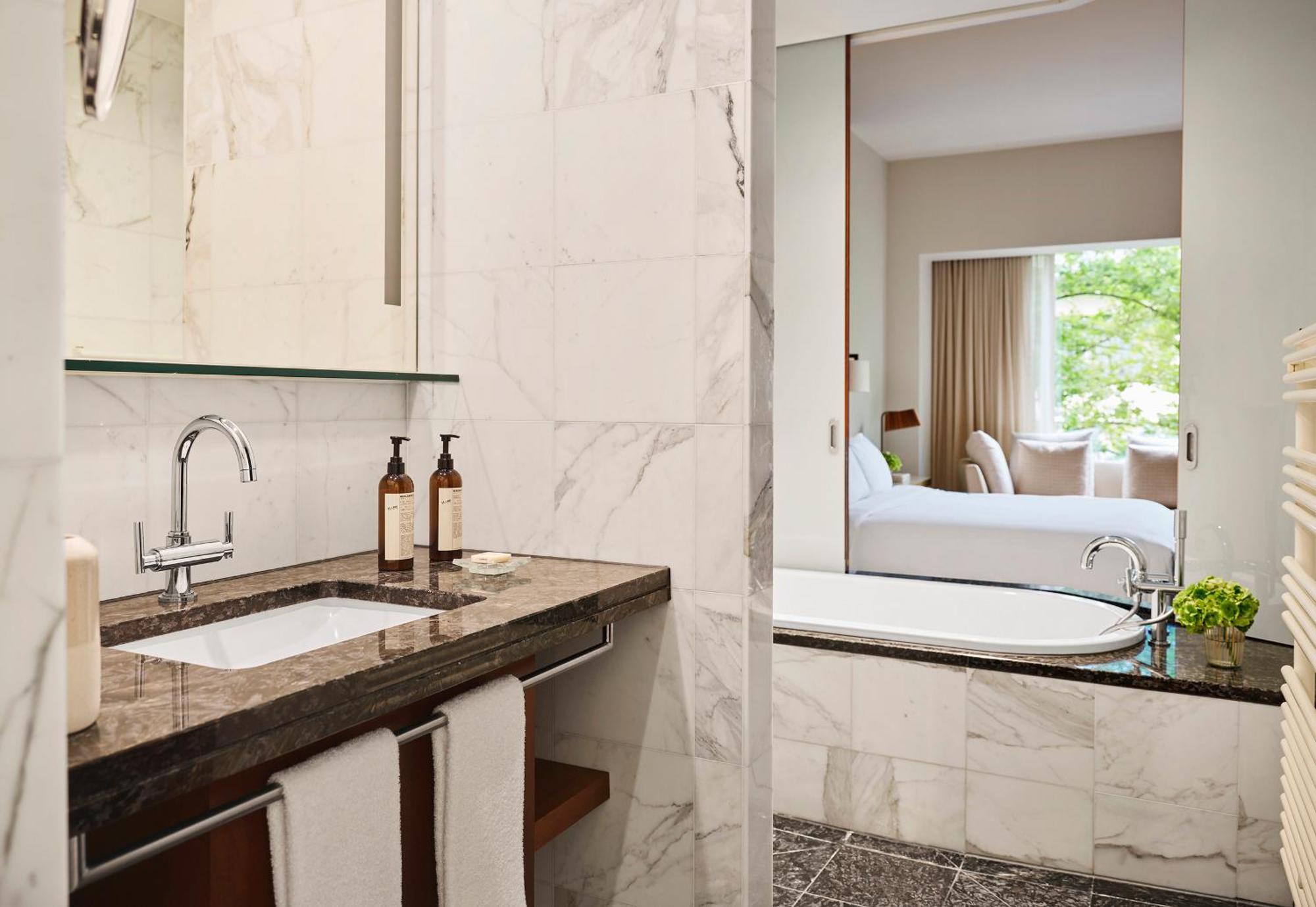 King Room,1758285926:JPEG