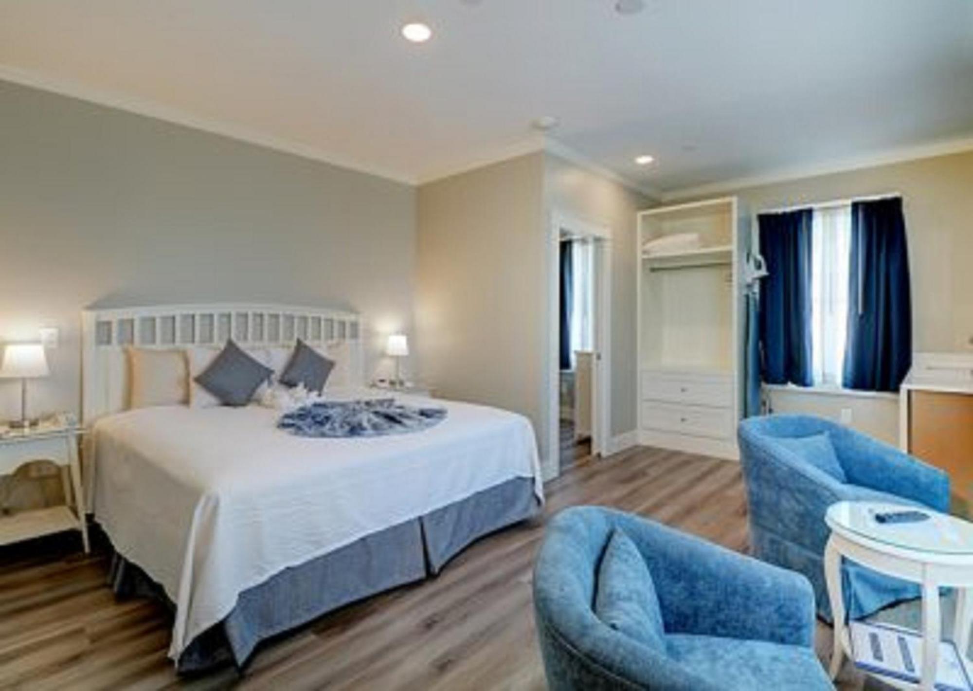 Ocean view. King bed, plus a bunk room with trundle bed. Poolside Building.
