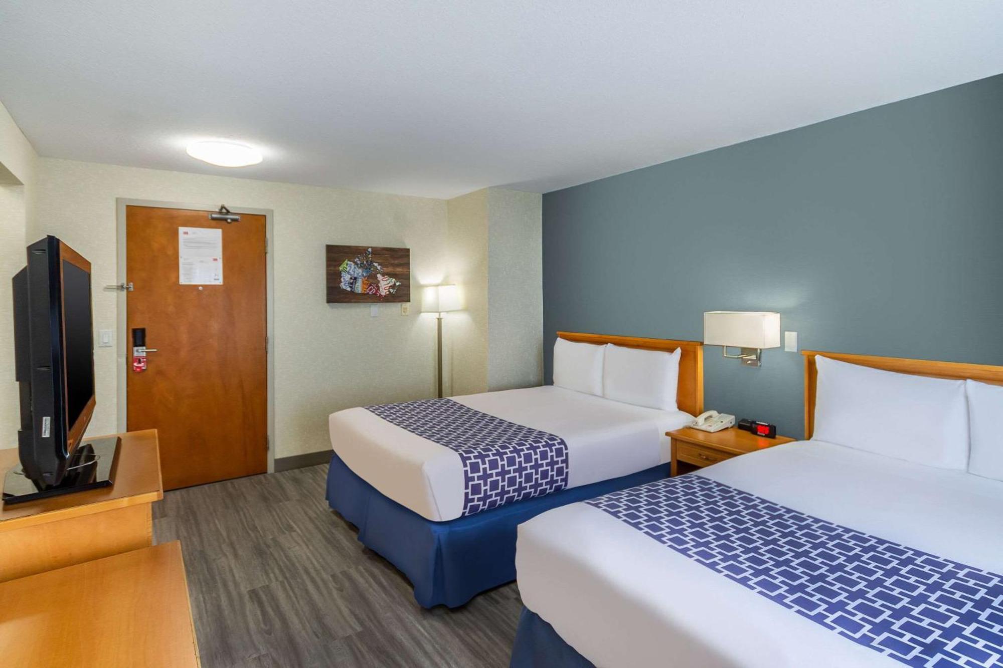 Queen Room with Two Queen Beds - Main Building/Non-Smoking