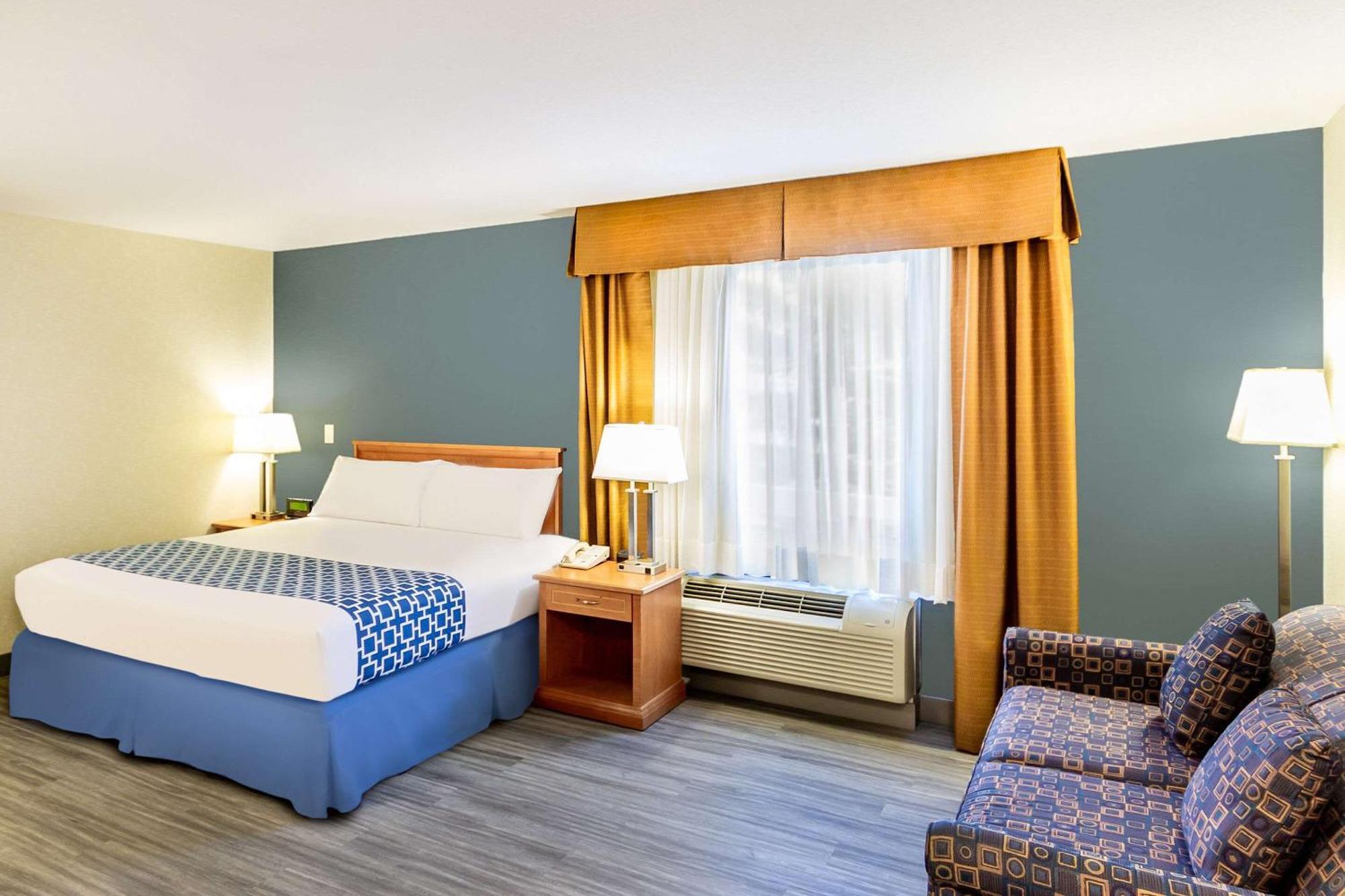Queen Suite with Sofa Bed - Main Building