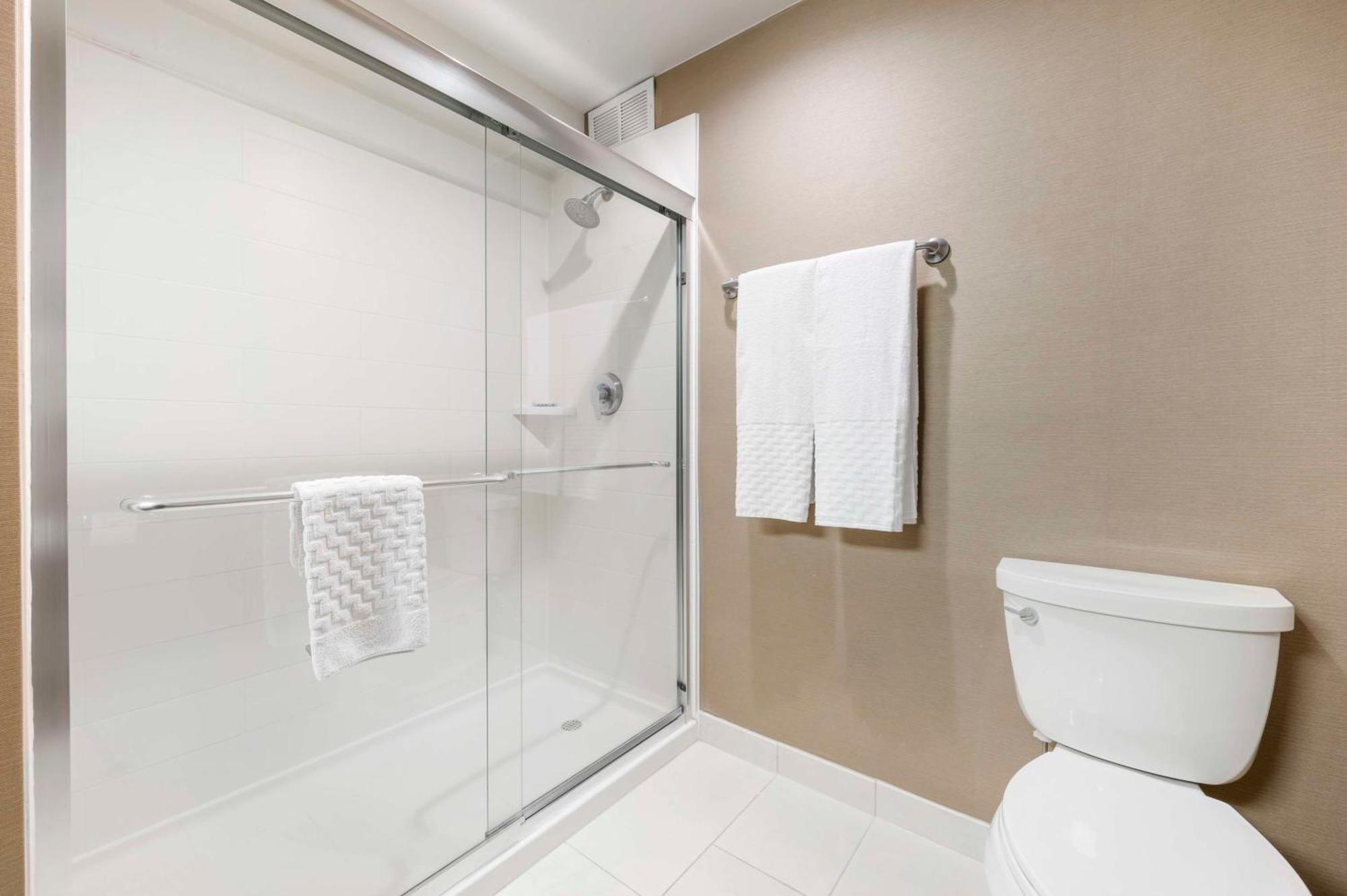 Queen Room with Lake View - Non-Smoking