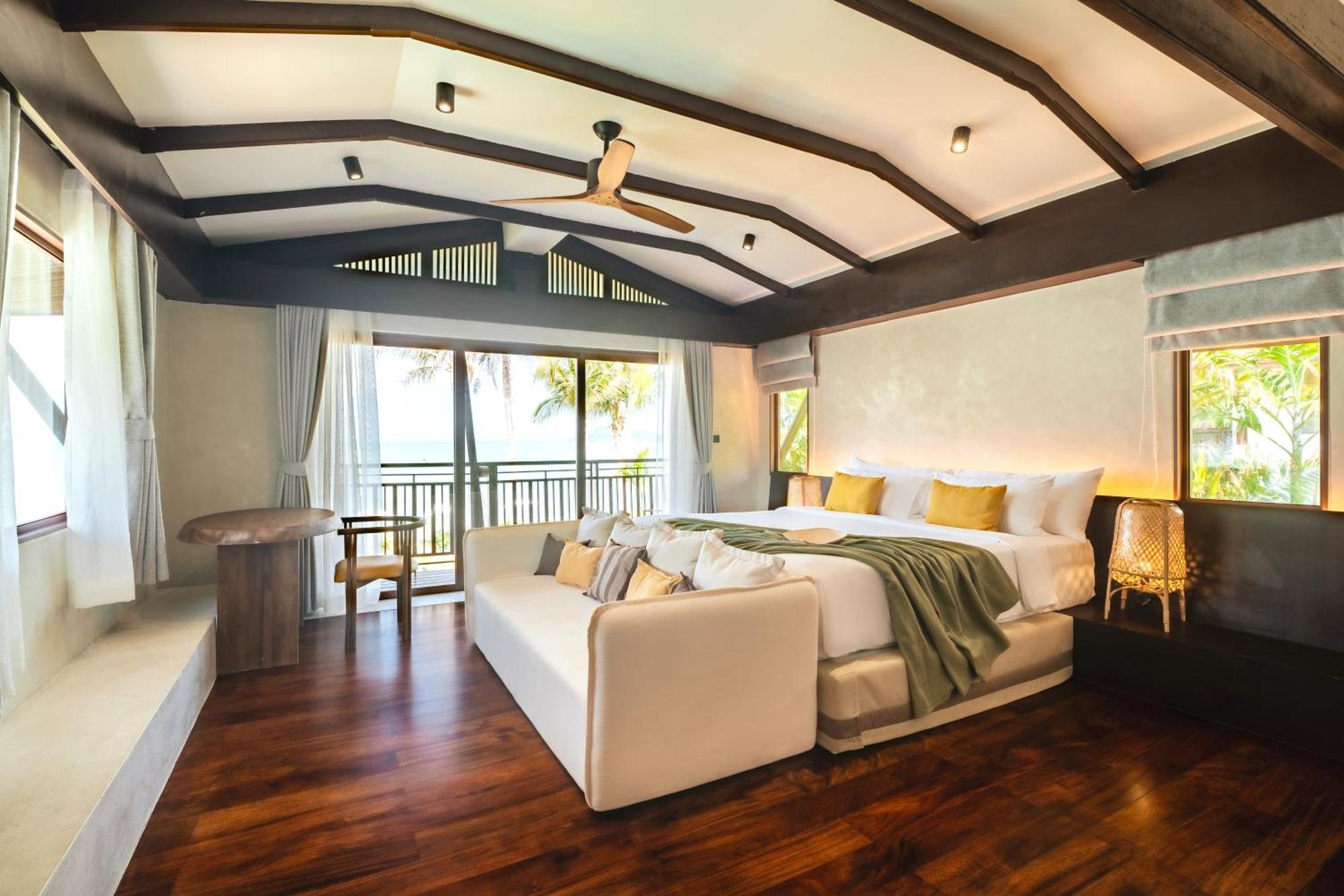LUX 3-Bedroom Grand Beachfront Pool Villa with Unlimited Free 24-Hour Water Shuttle Service