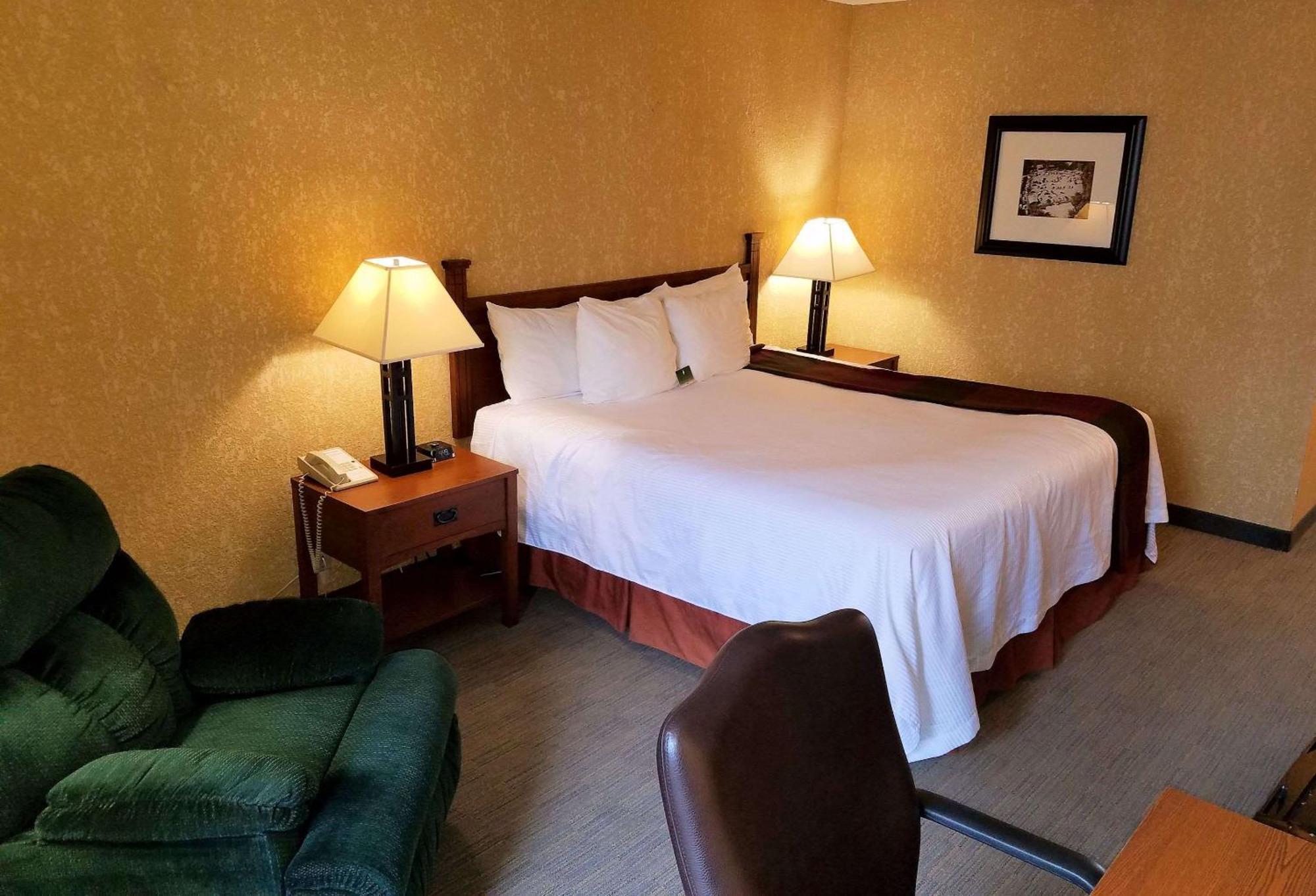 Queen Room with Roll-In Shower - Disability/Non-Smoking,1645659588:JPEG