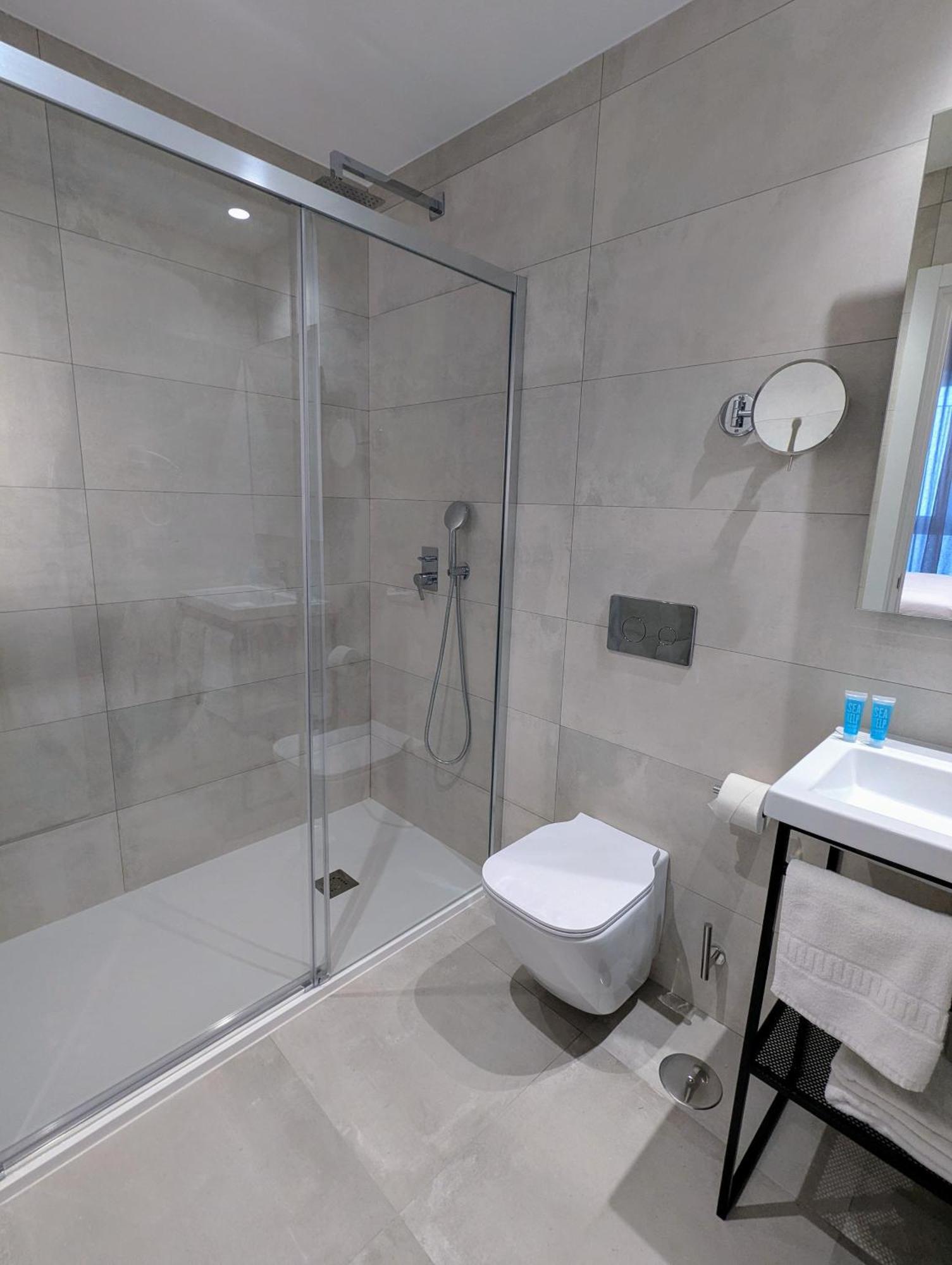 Standard Queen Room Ground Floor