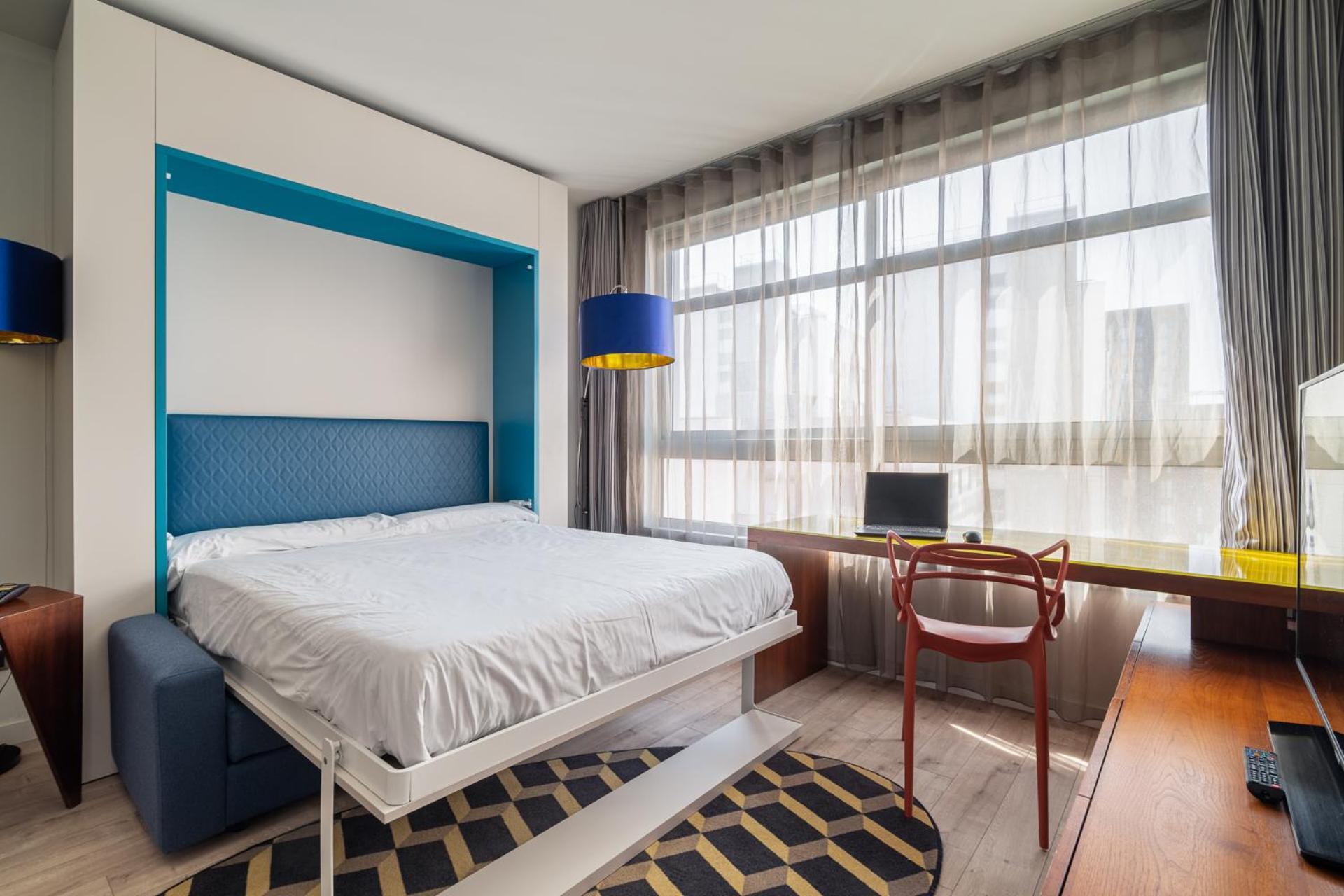 Deluxe One-Bedroom Apartment