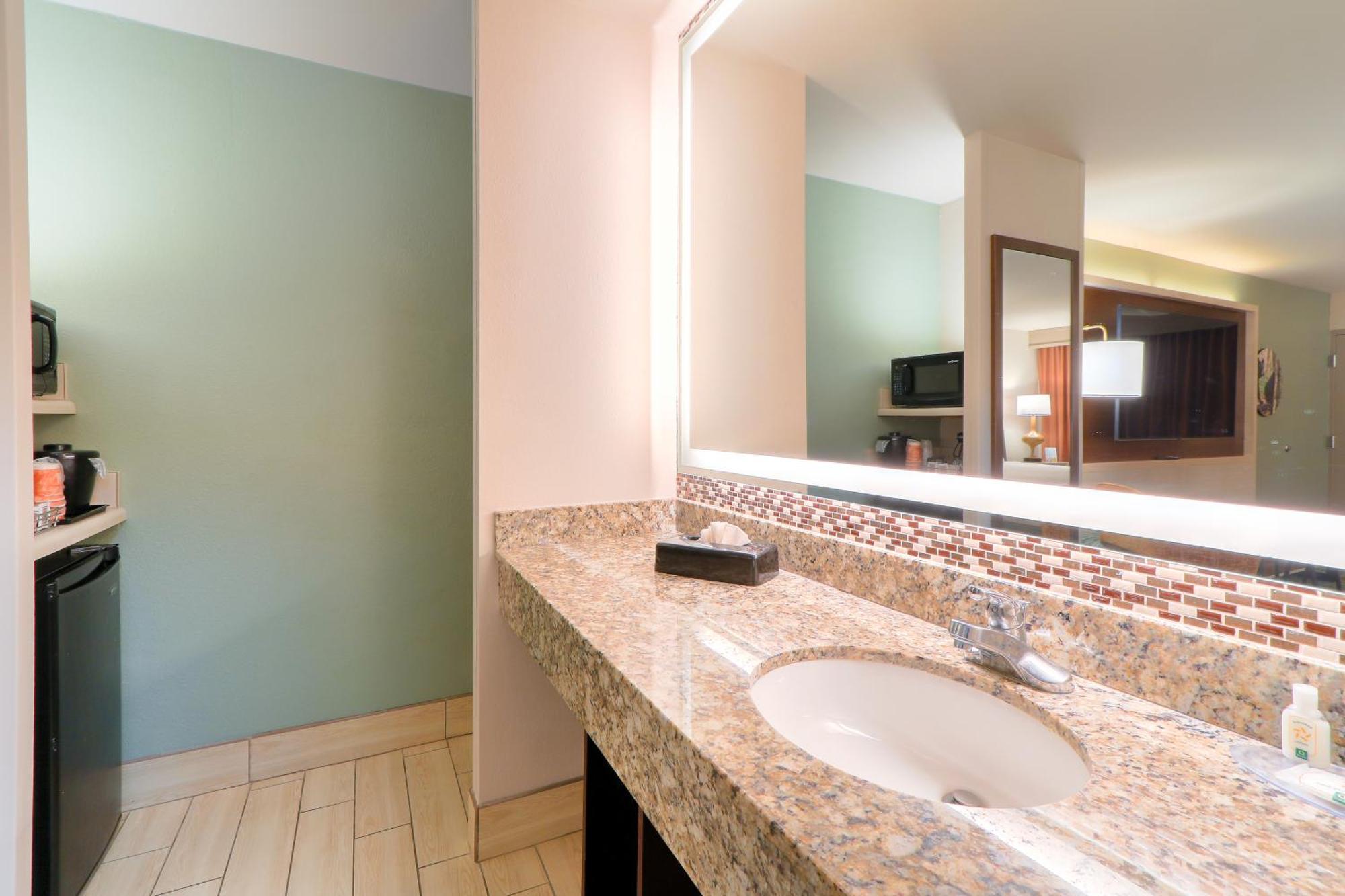 King Suite with Whirlpool - Non-Smoking