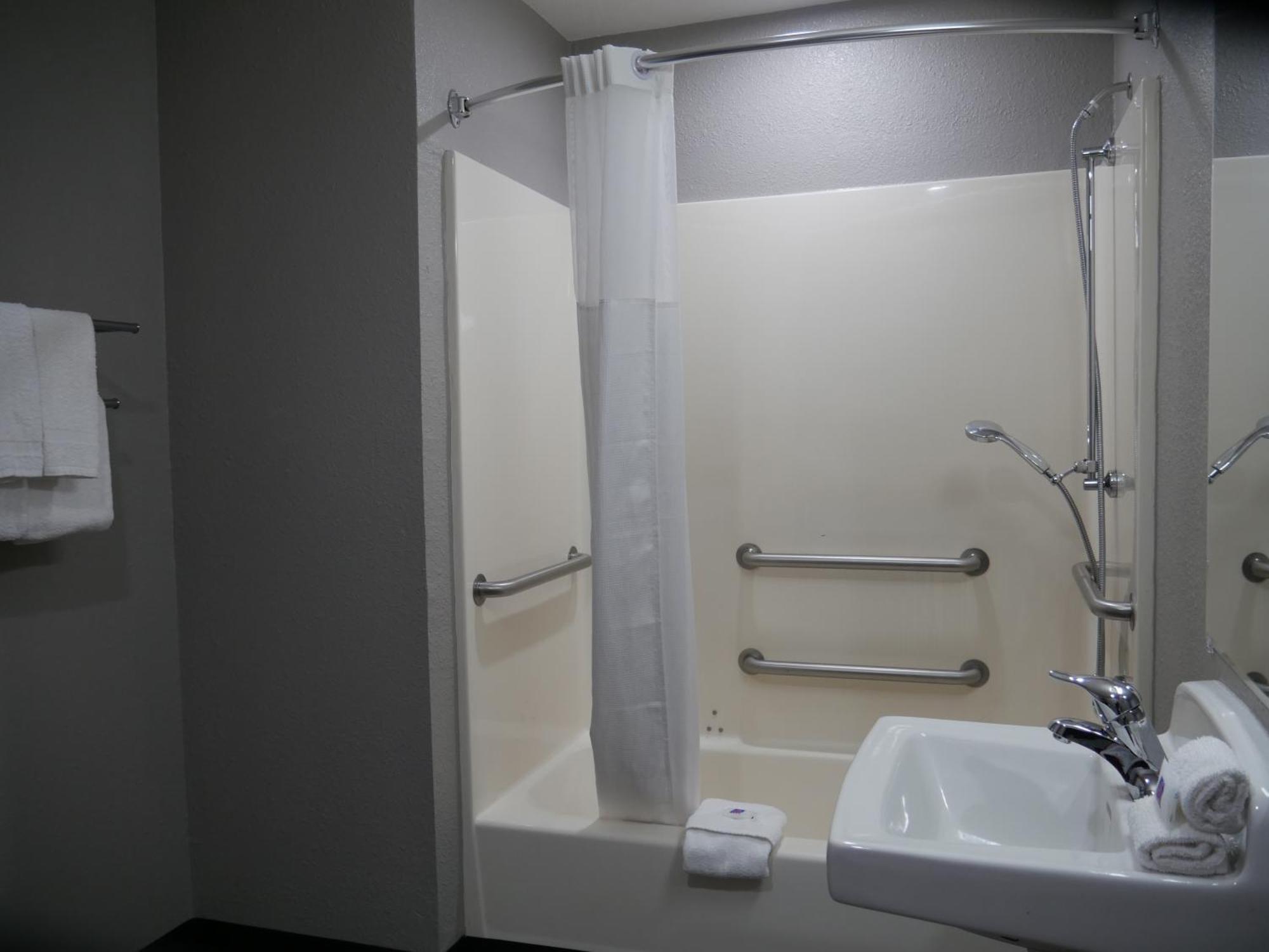 Deluxe Queen Room with Two Queen Beds - Smoking
