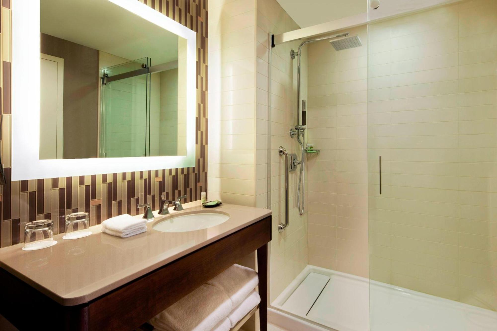 Island View, Guest room, 1 King, Inland view,1649980217:JPEG