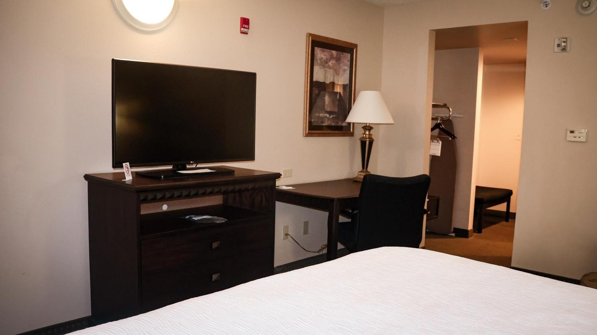 King Room with Bath Tub - Mobility Accessible/Non-Smoking
