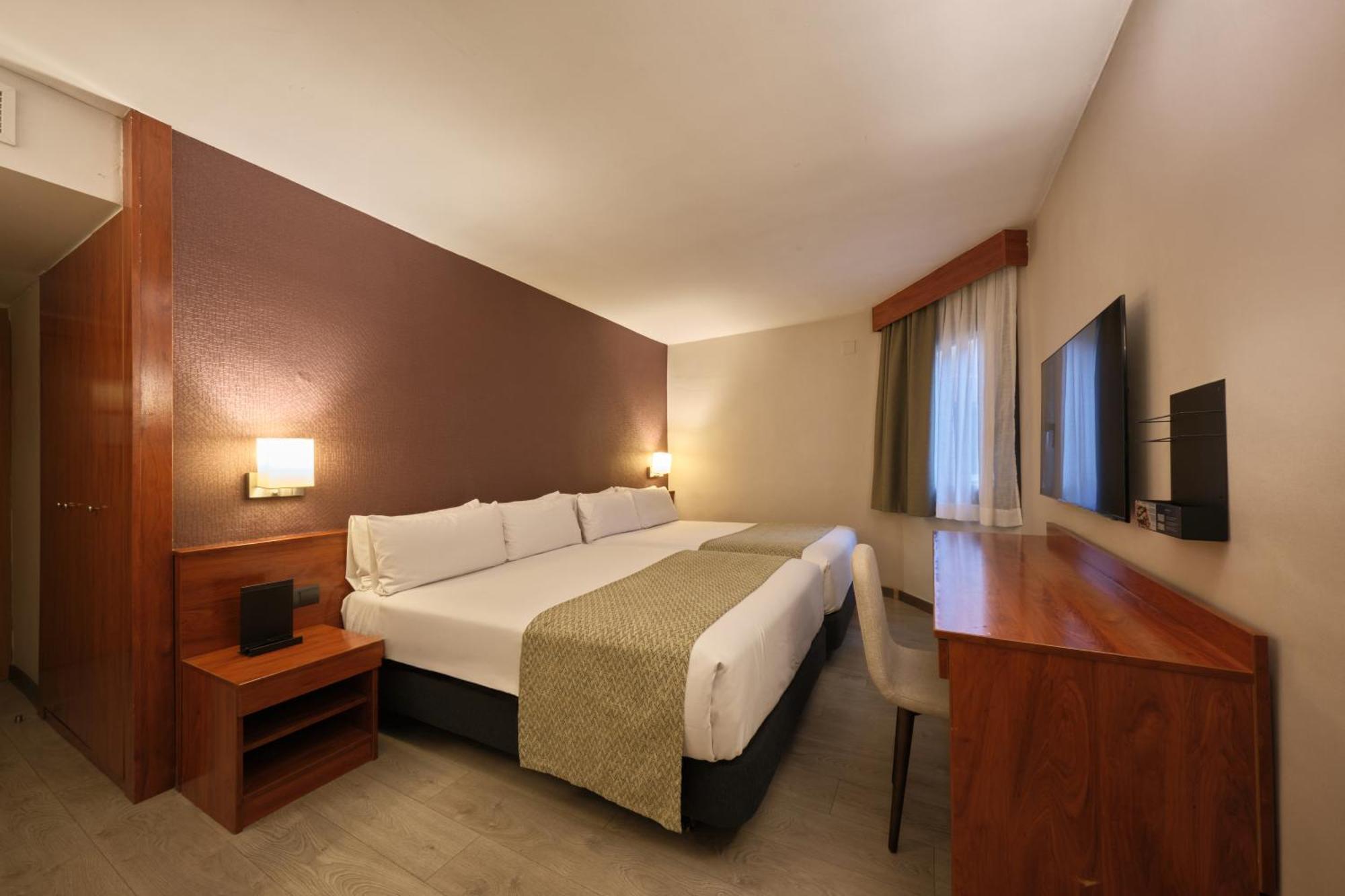 Family Room (2 Adults + 2 Children)