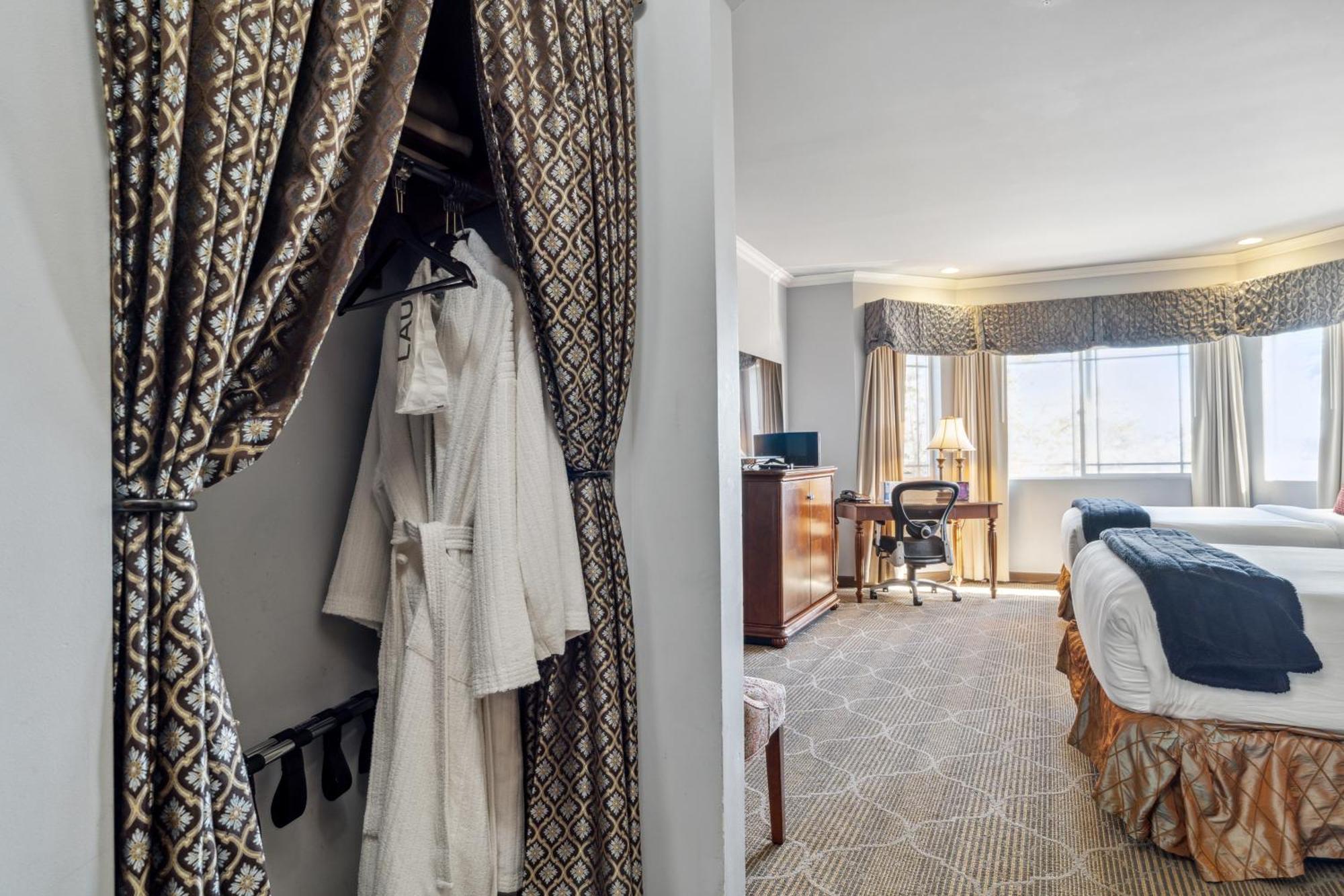 Queen Suite with Two Queen Beds - Non Smoking