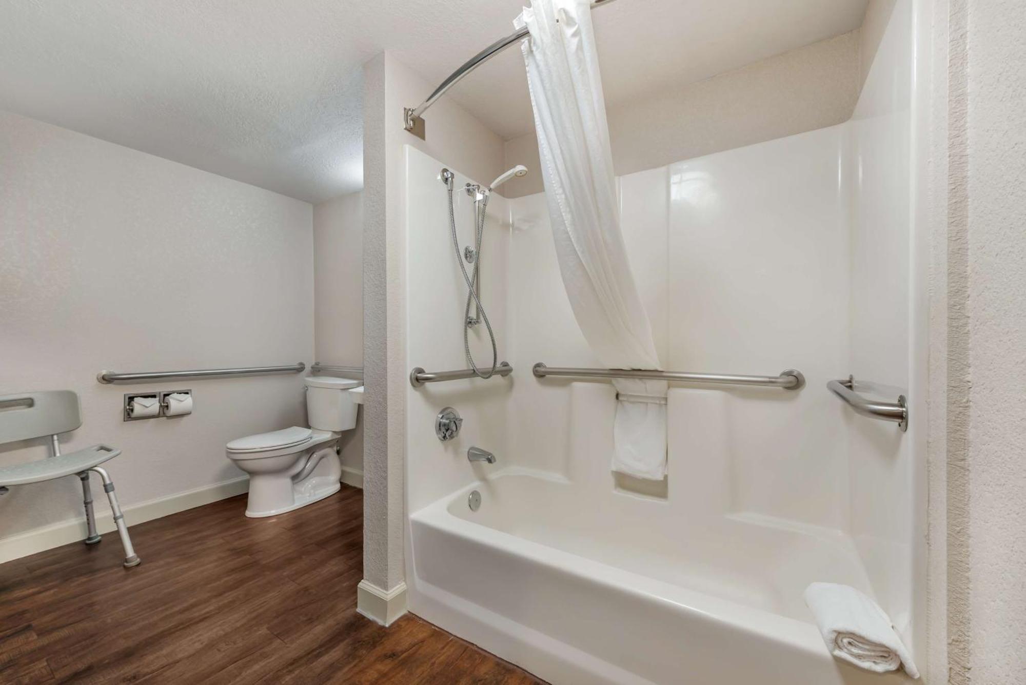King Suite with Bath Tub - Disability/Non-Smoking,1655275878:JPEG
