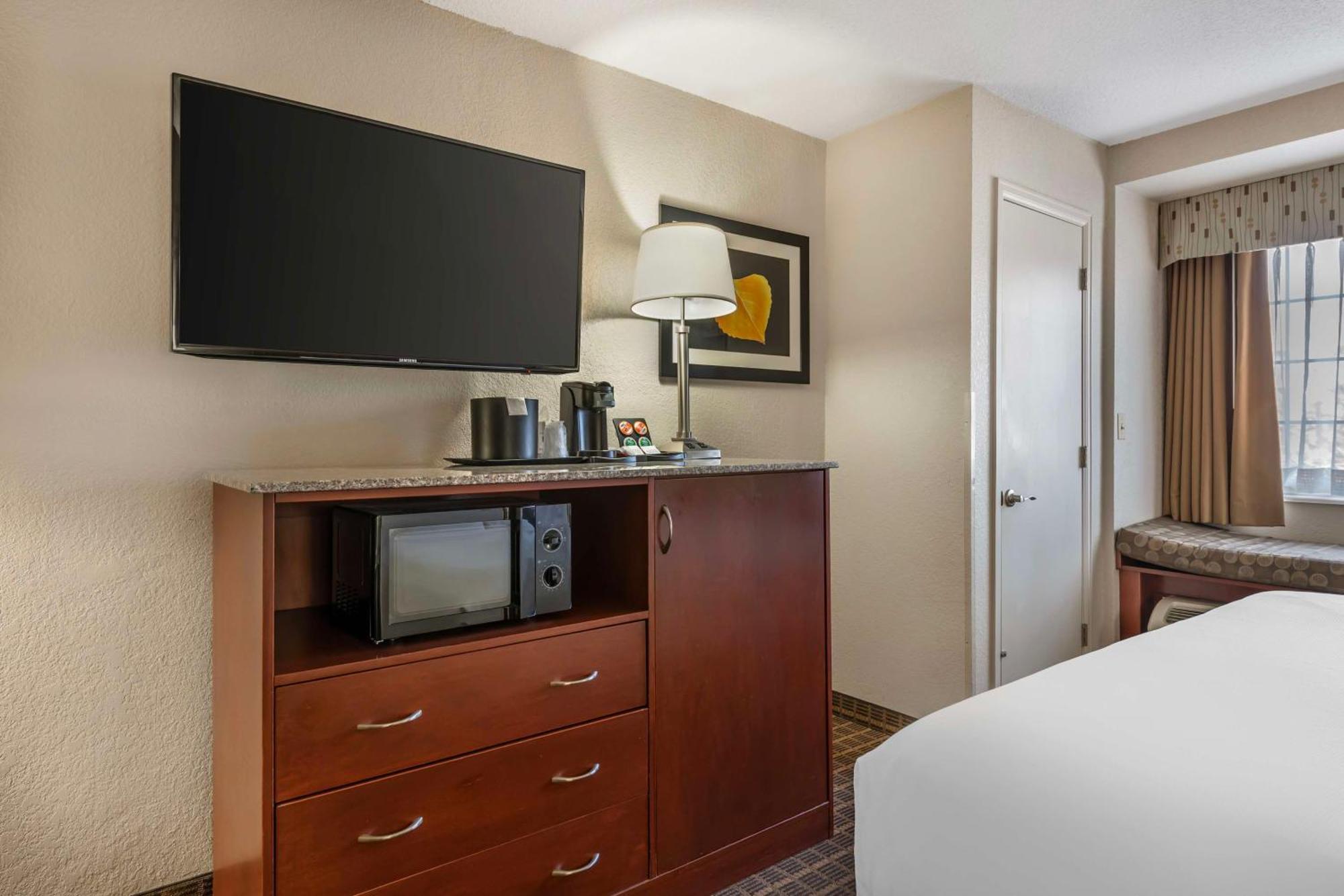 King Suite with Mountain View - Non-Smoking,1655275850:JPEG