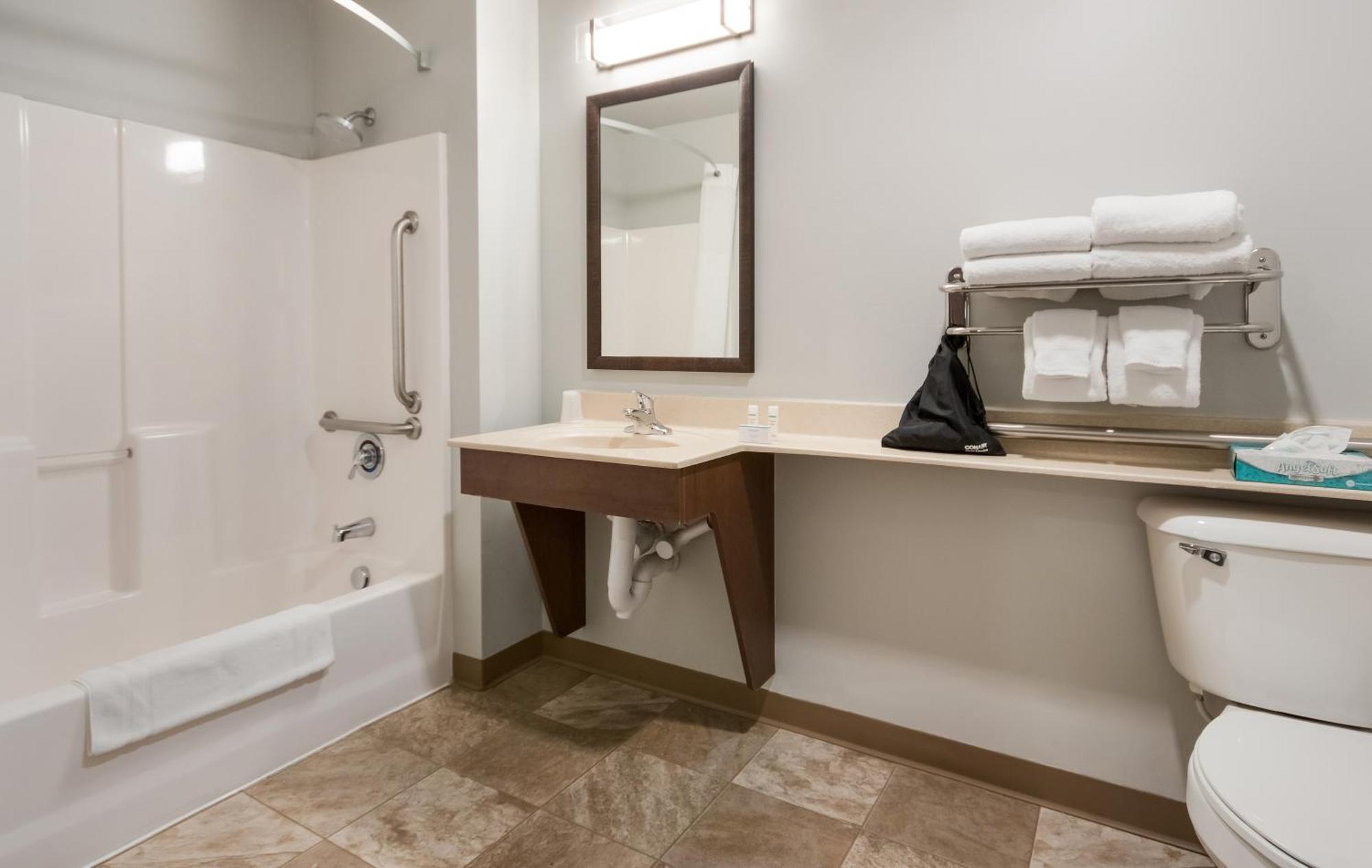 Queen Room - Mobility Accessible