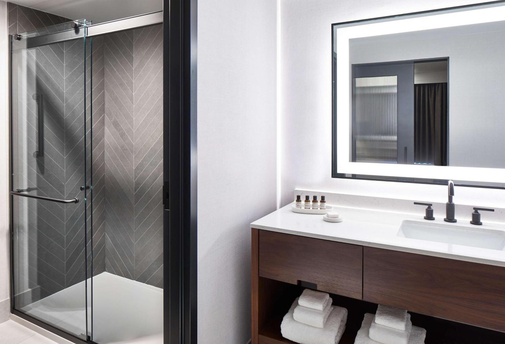 One-Bedroom King Suite with Balcony,1657168167:JPEG