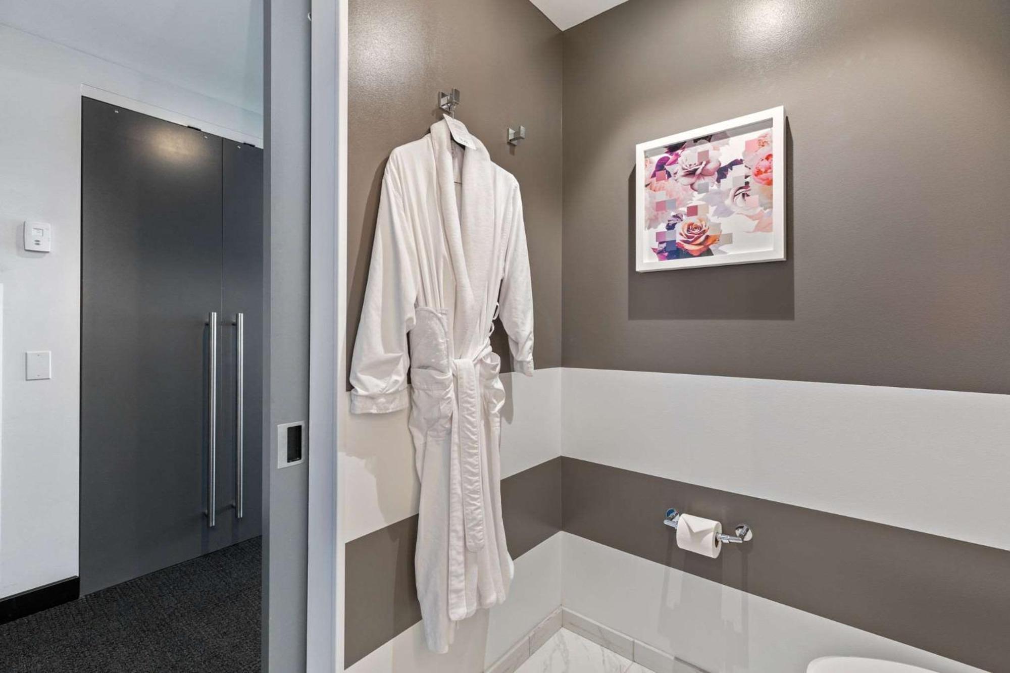 Deluxe King Room,1657195367:JPEG