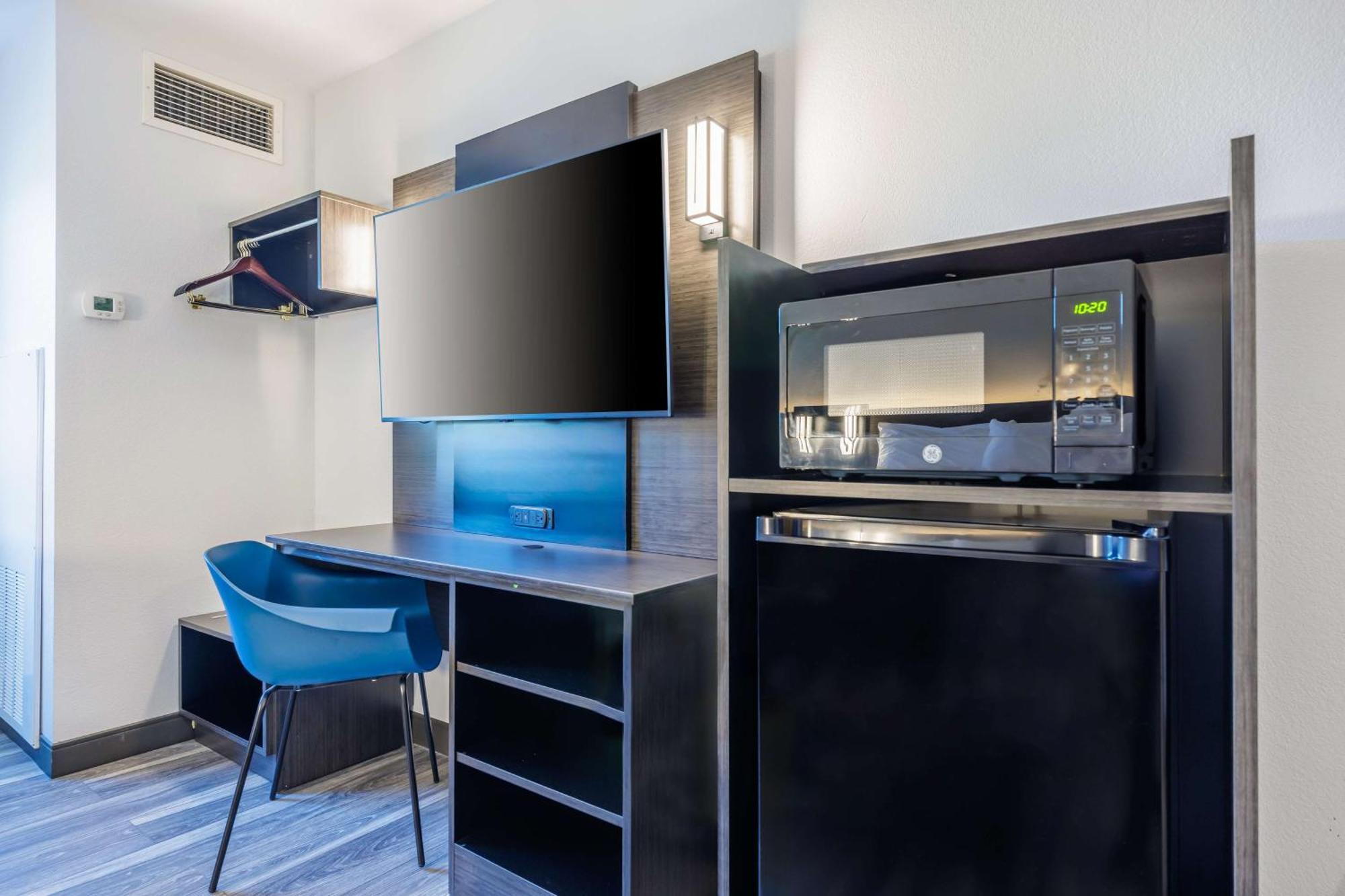 Queen Room - Disability Access - Non-Smoking