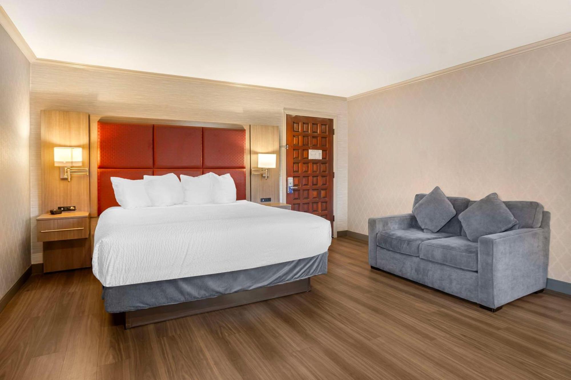 King Suite with Jetted Tub - Non-Smoking