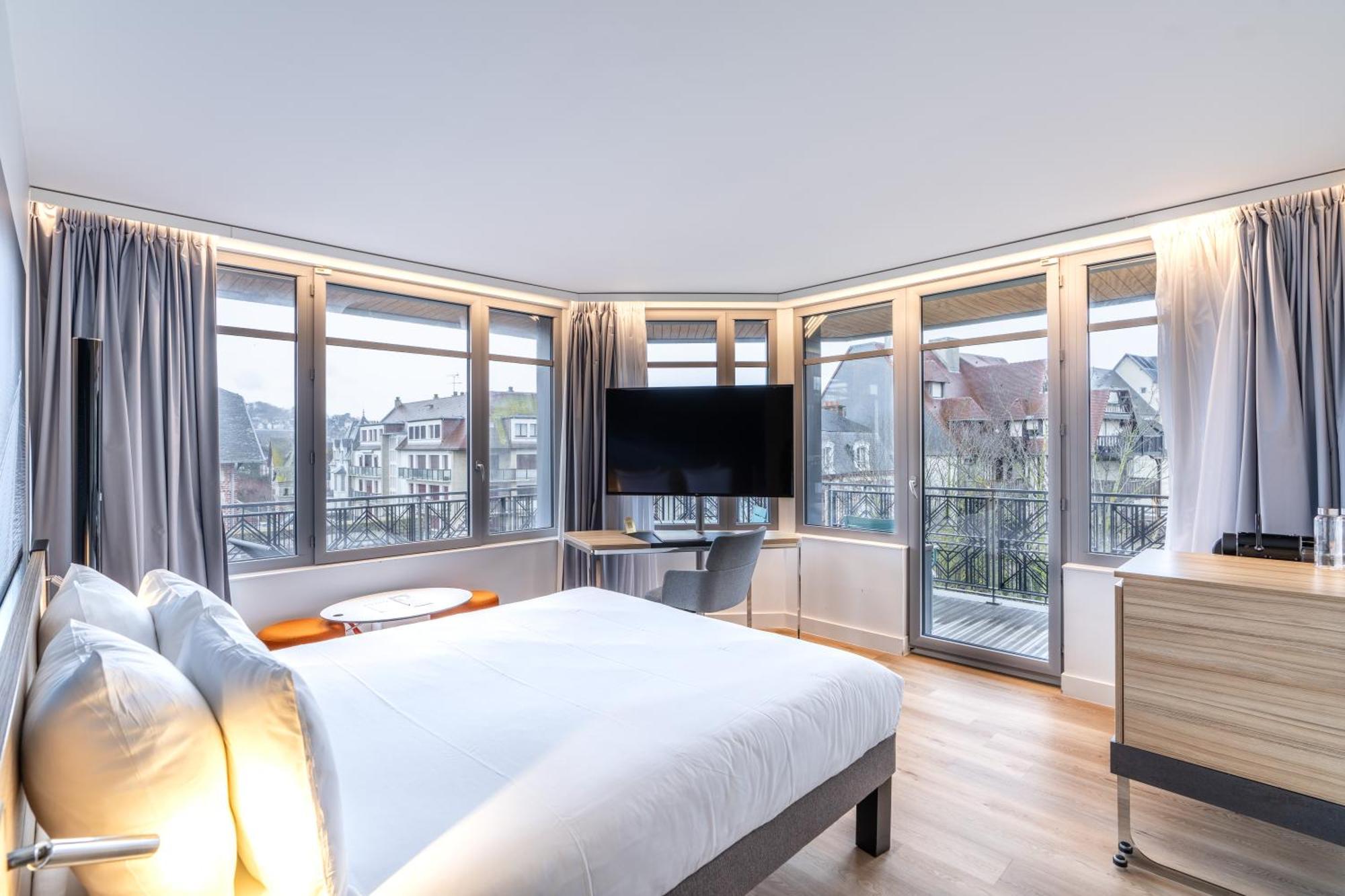 Executive Double Room with Sofa Bed and Balcony
