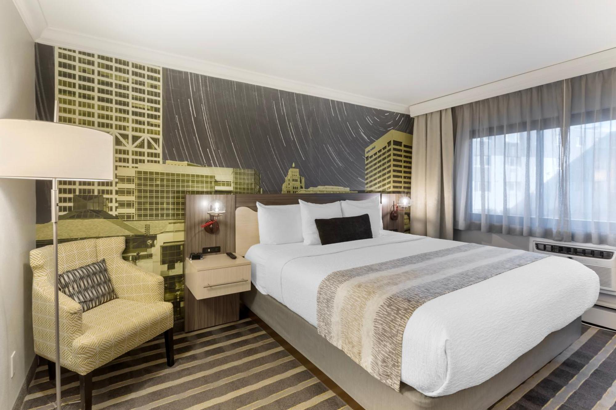 Queen Room with Roll-In Shower - Mobility Access
