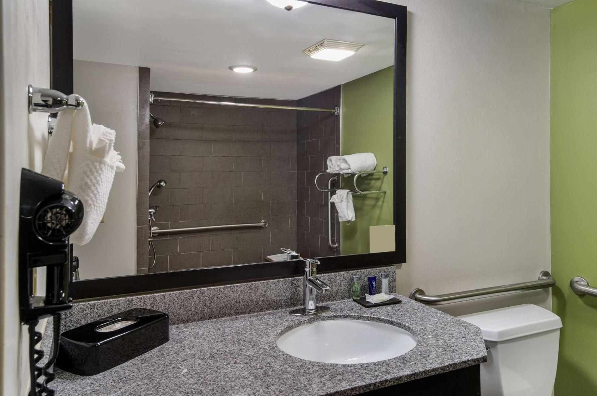 Queen Room - Accessible/Non-Smoking