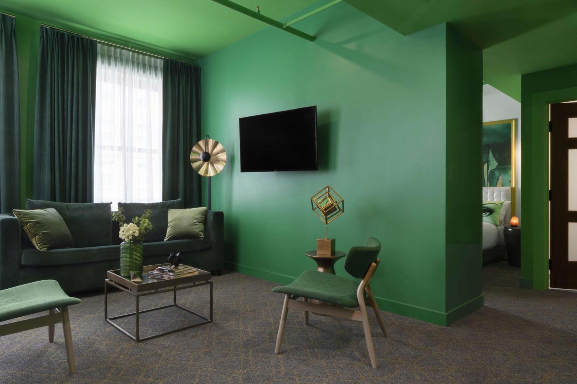 One-Bedroom Green King Suite with Kitchenette