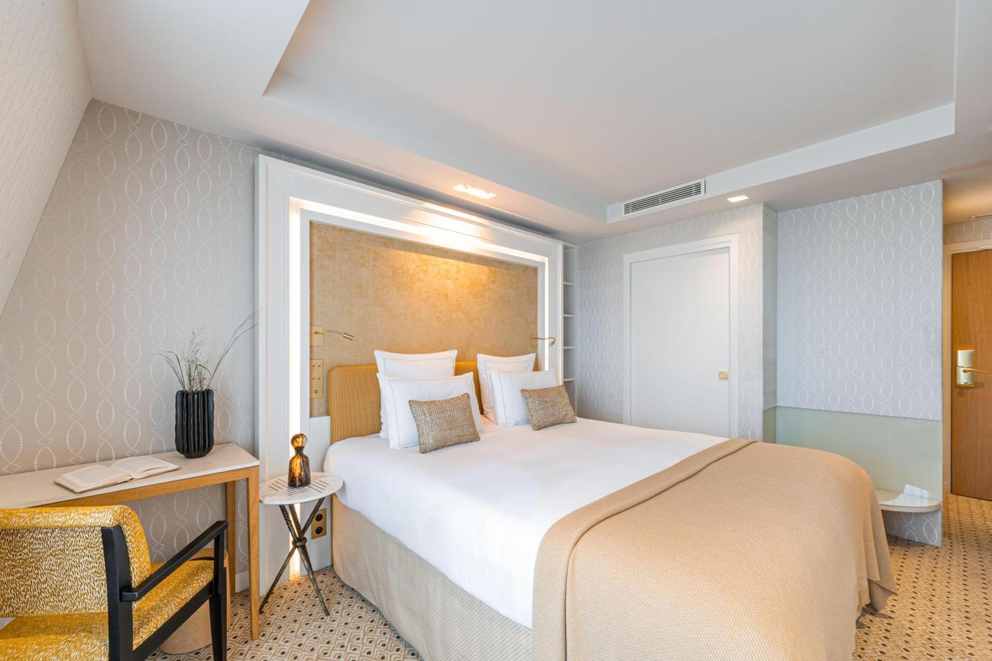 Privilege Room with Saint-Germain-des-Prés Church View,1663738631:JPEG