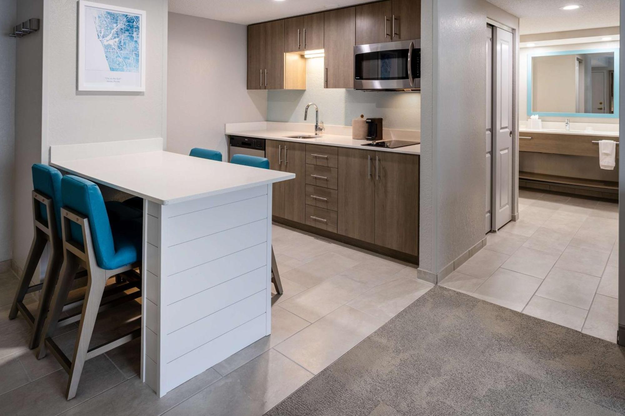 One-Bedroom King Suite with Kitchen - Non-Smoking